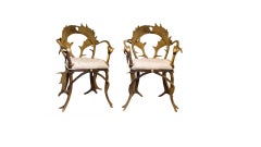 Titre : Paire de fauteuils en bois de cervidé avec tapisserie blanche, vers les années 1920