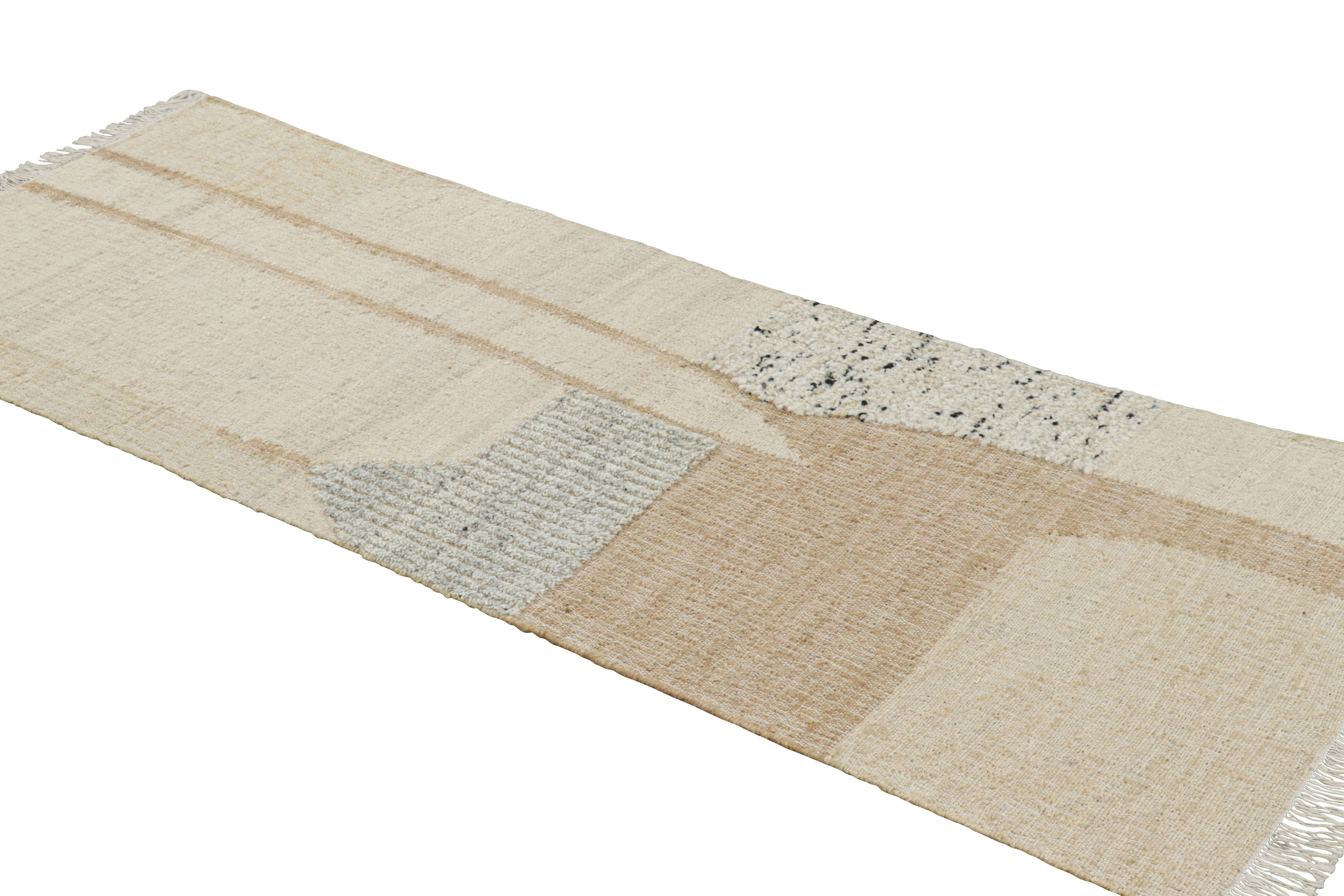 Noué à la main Titre : Tapis de course tissé plat à motifs géométriques crème et beige de Rug & Kilim en vente