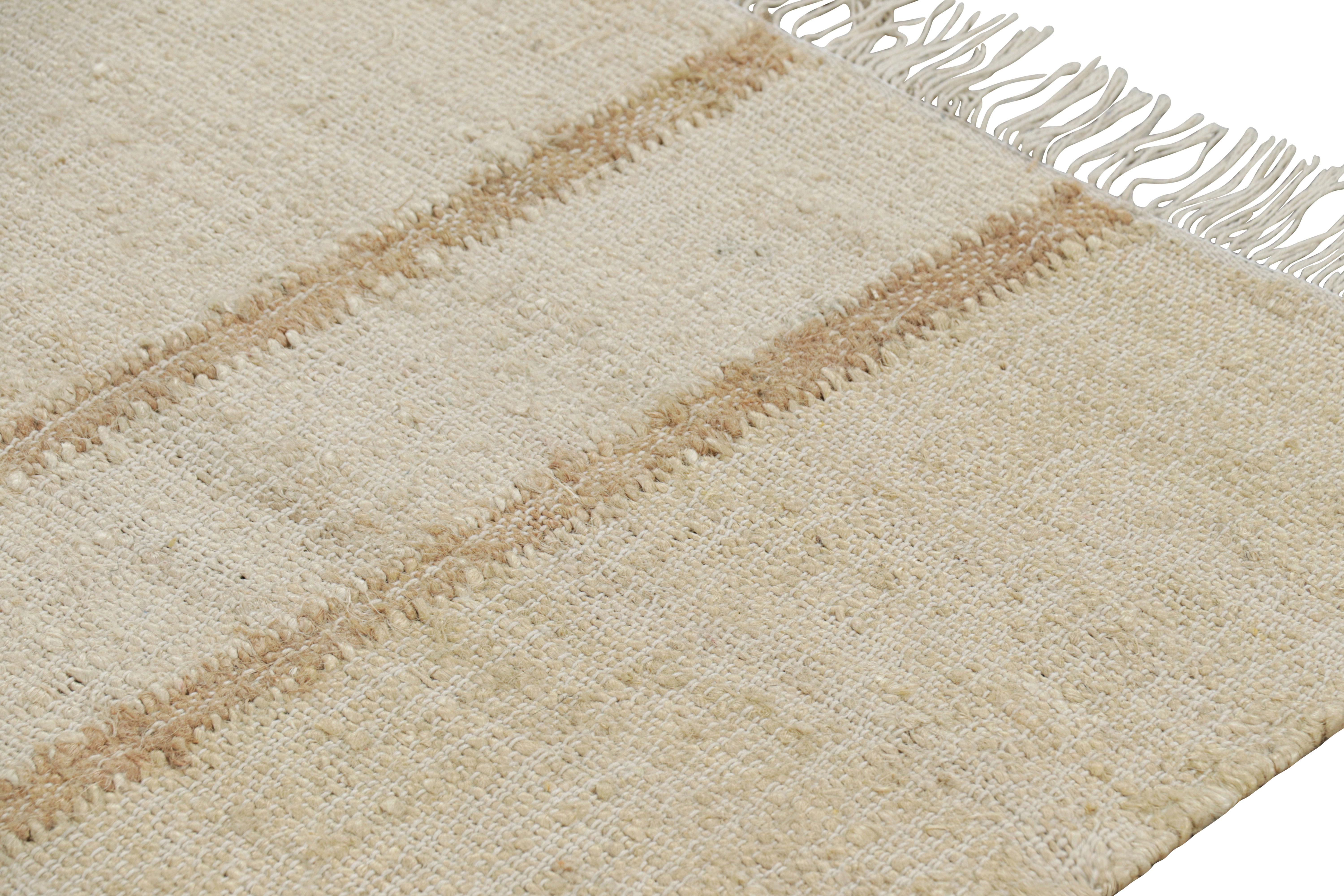 Title: Rug & Kilim’s Flatweave Runner Rug with Cream and Beige Geometric Patter In New Condition For Sale In Long Island City, NY
