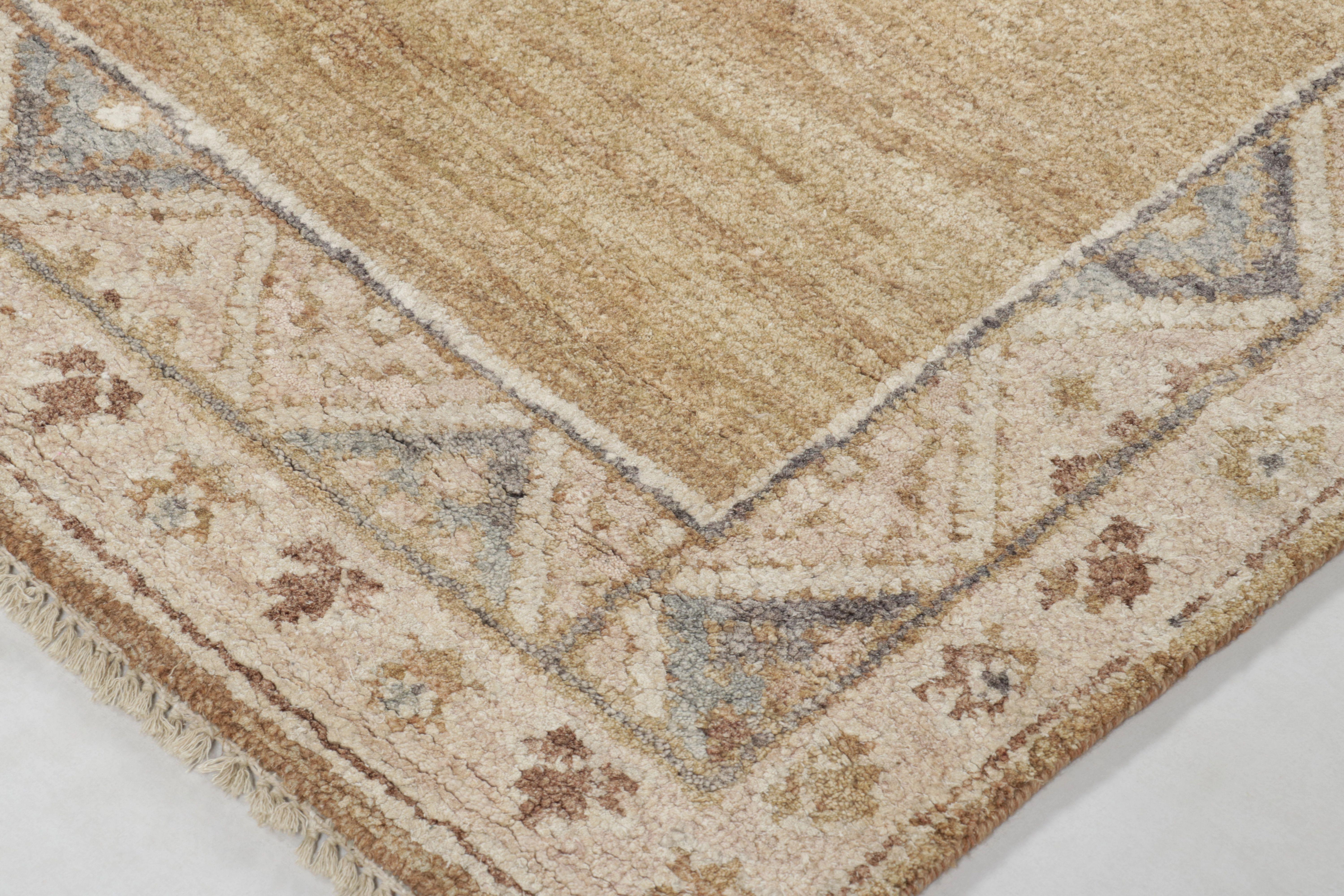 Indien Titre : Tapis moderne de Rug & Kilim à motif classique de médaillons or et beige en vente