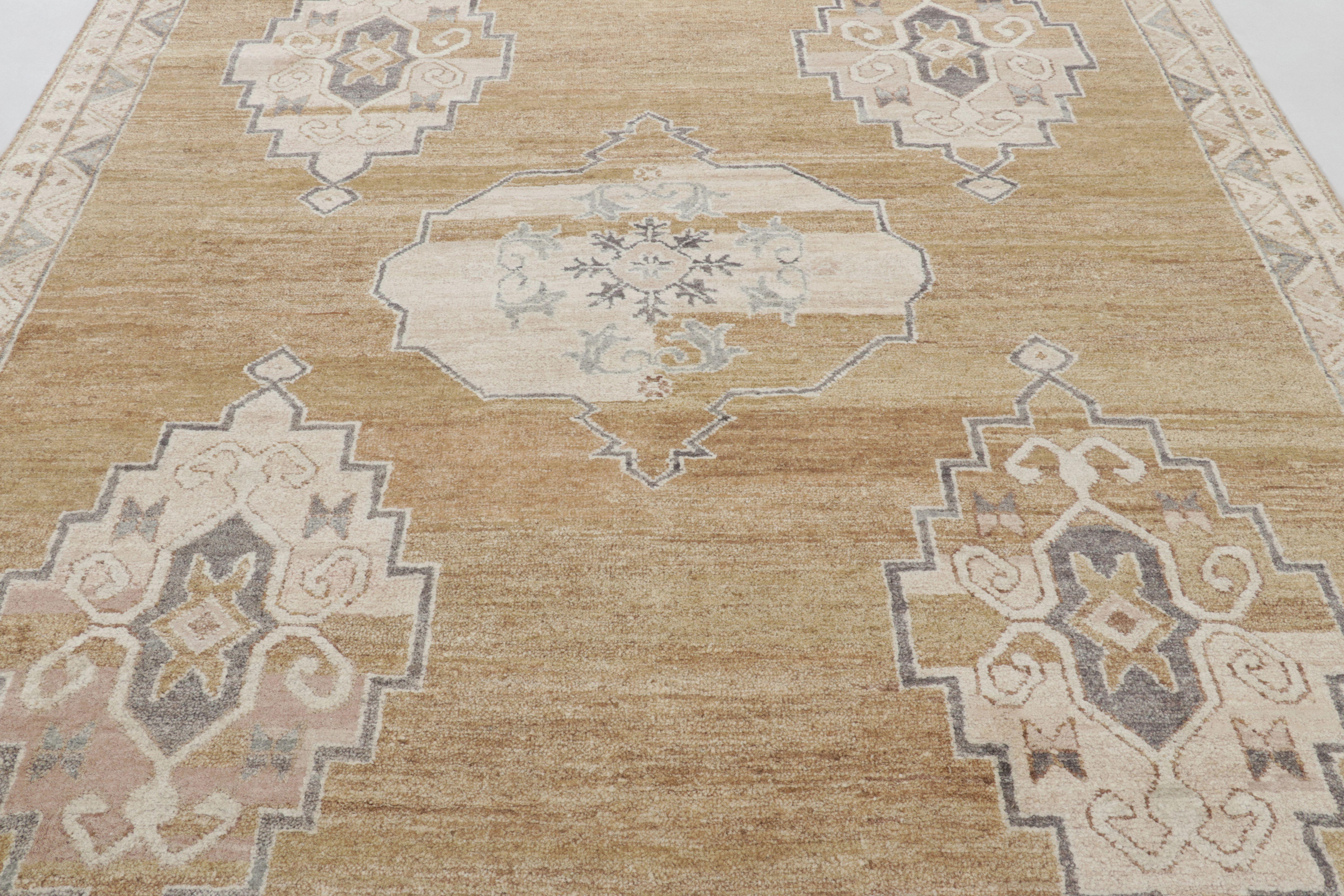 Noué à la main Titre : Tapis moderne de Rug & Kilim à motif classique de médaillons or et beige en vente