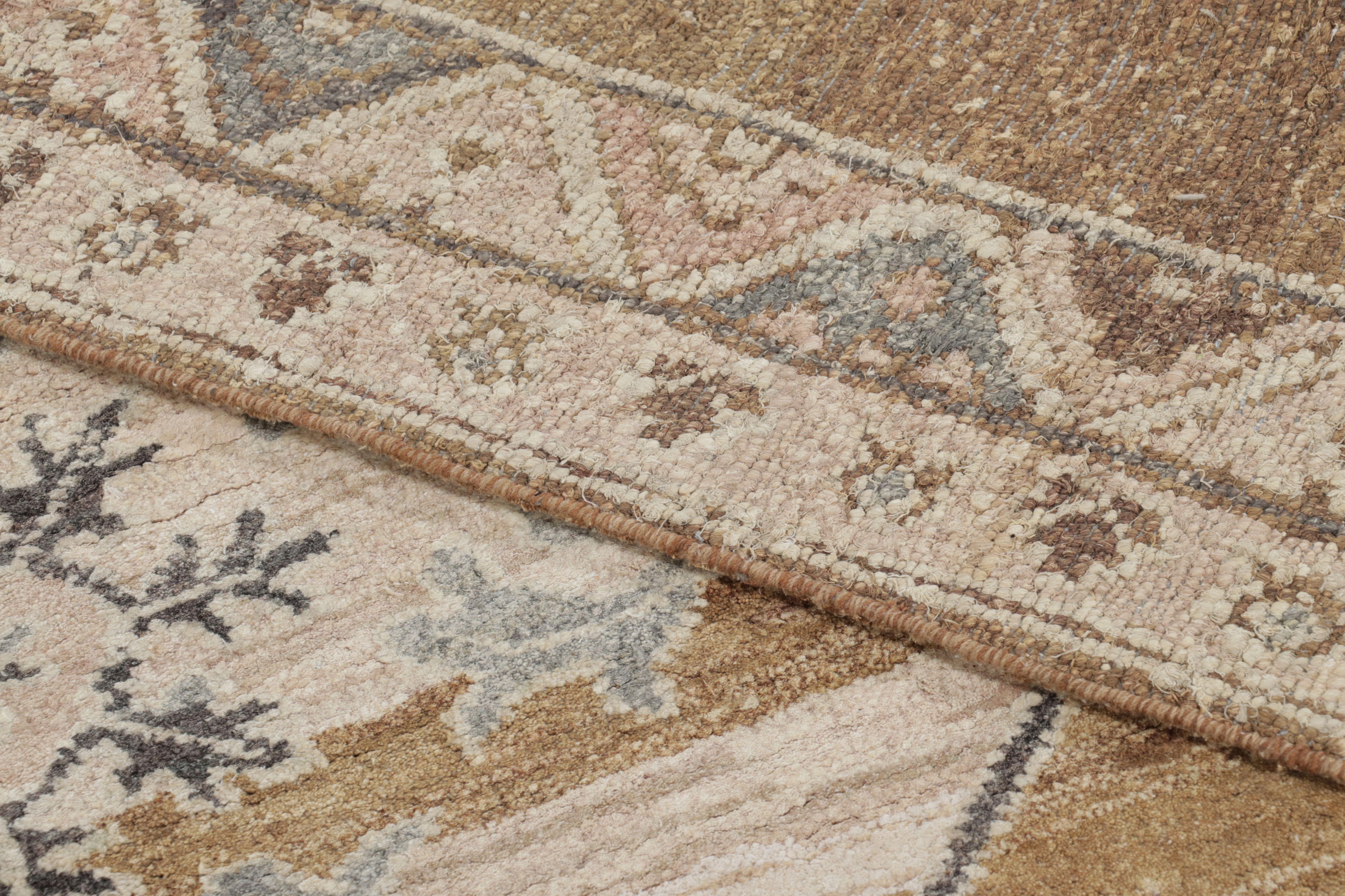 Soie Titre : Tapis moderne de Rug & Kilim à motif classique de médaillons or et beige en vente