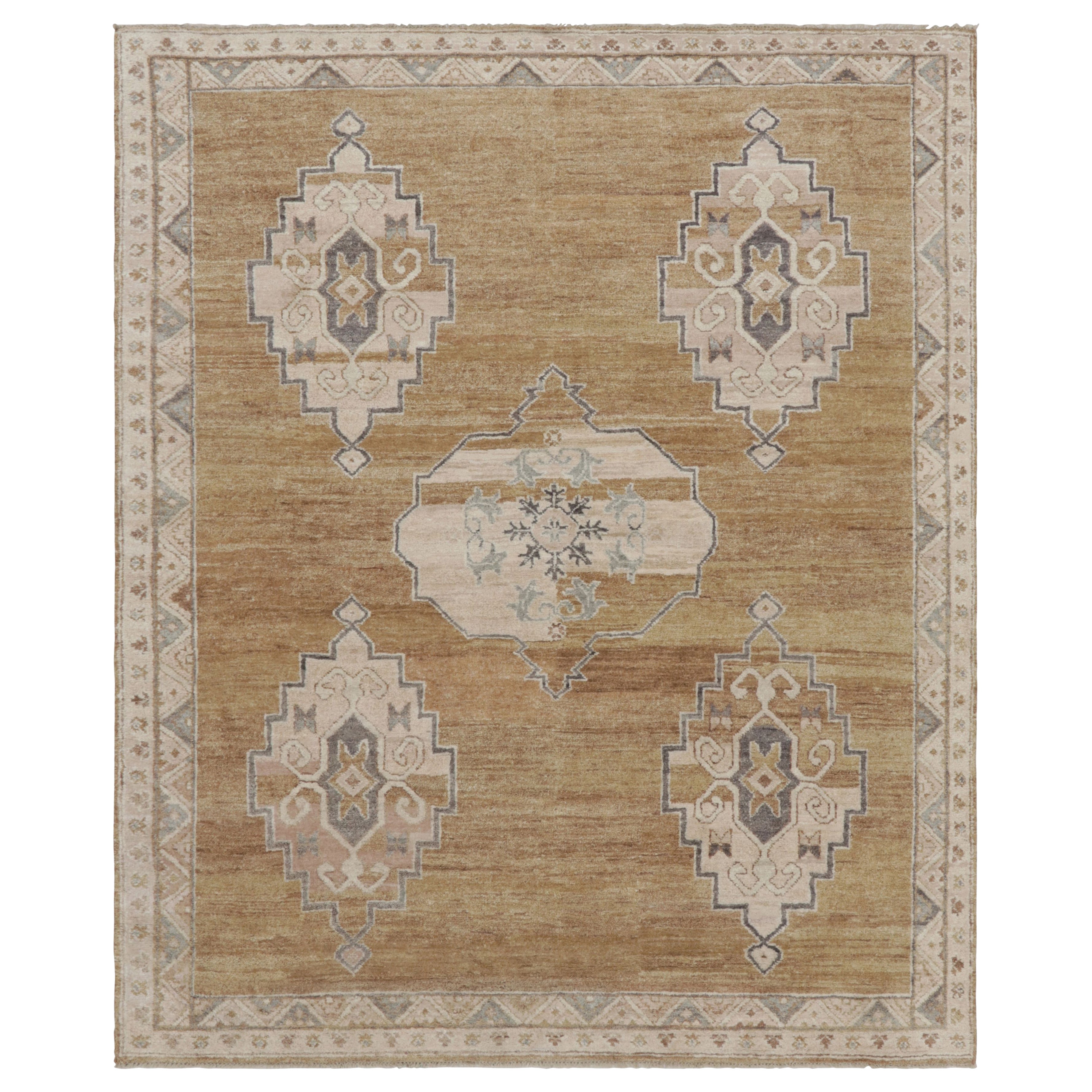 Titre : Tapis moderne de Rug & Kilim à motif classique de médaillons or et beige en vente