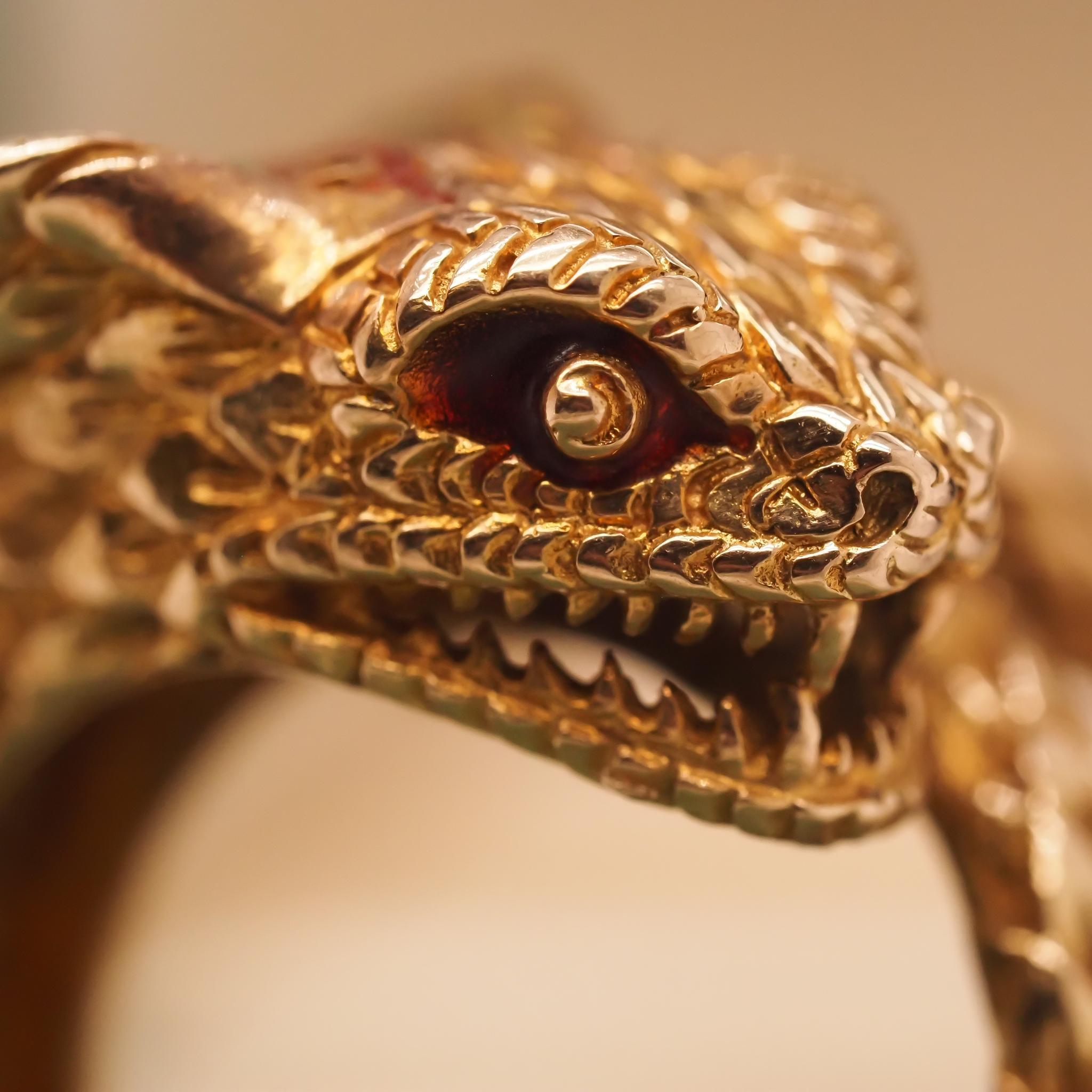 TITLE : Bague vintage en or jaune 18K émaillée d'un serpent cobra Bon état - En vente à Atlanta, GA