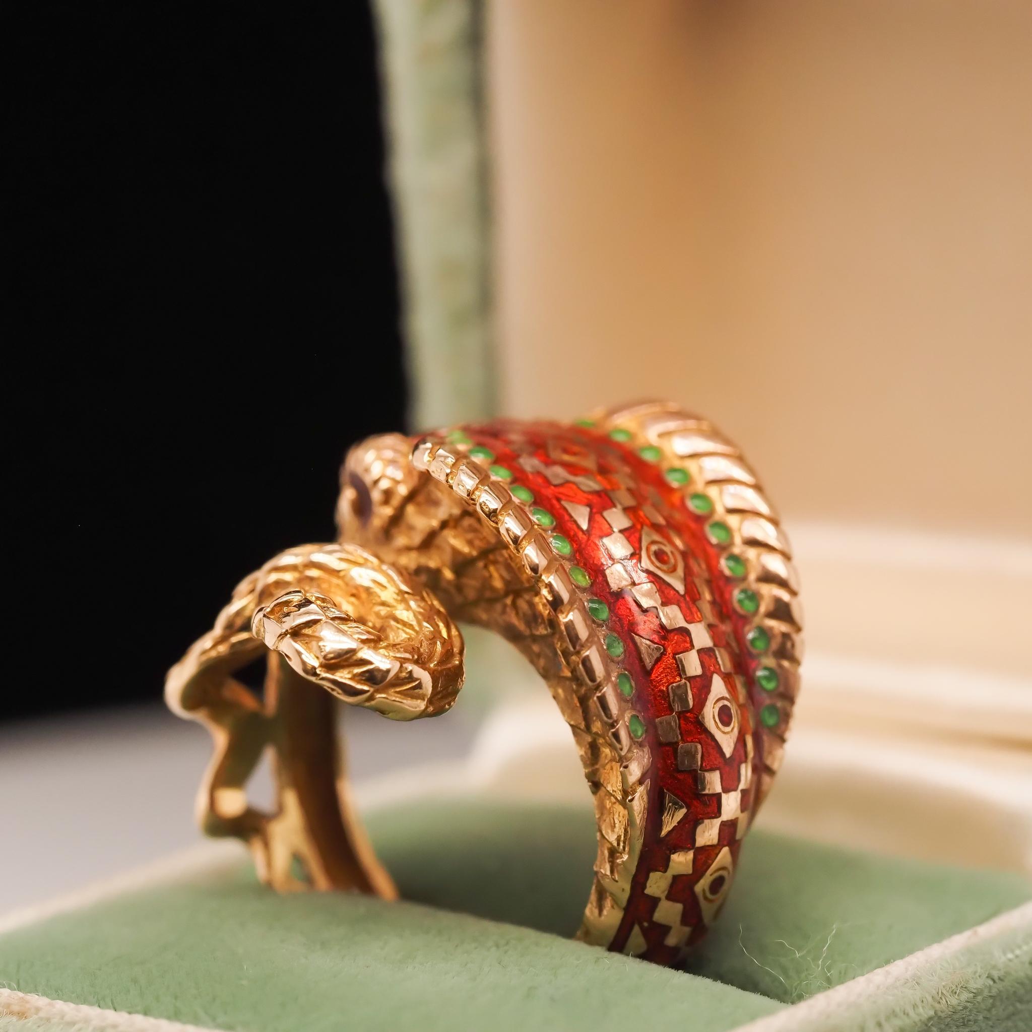 TITLE : Bague vintage en or jaune 18K émaillée d'un serpent cobra en vente 3