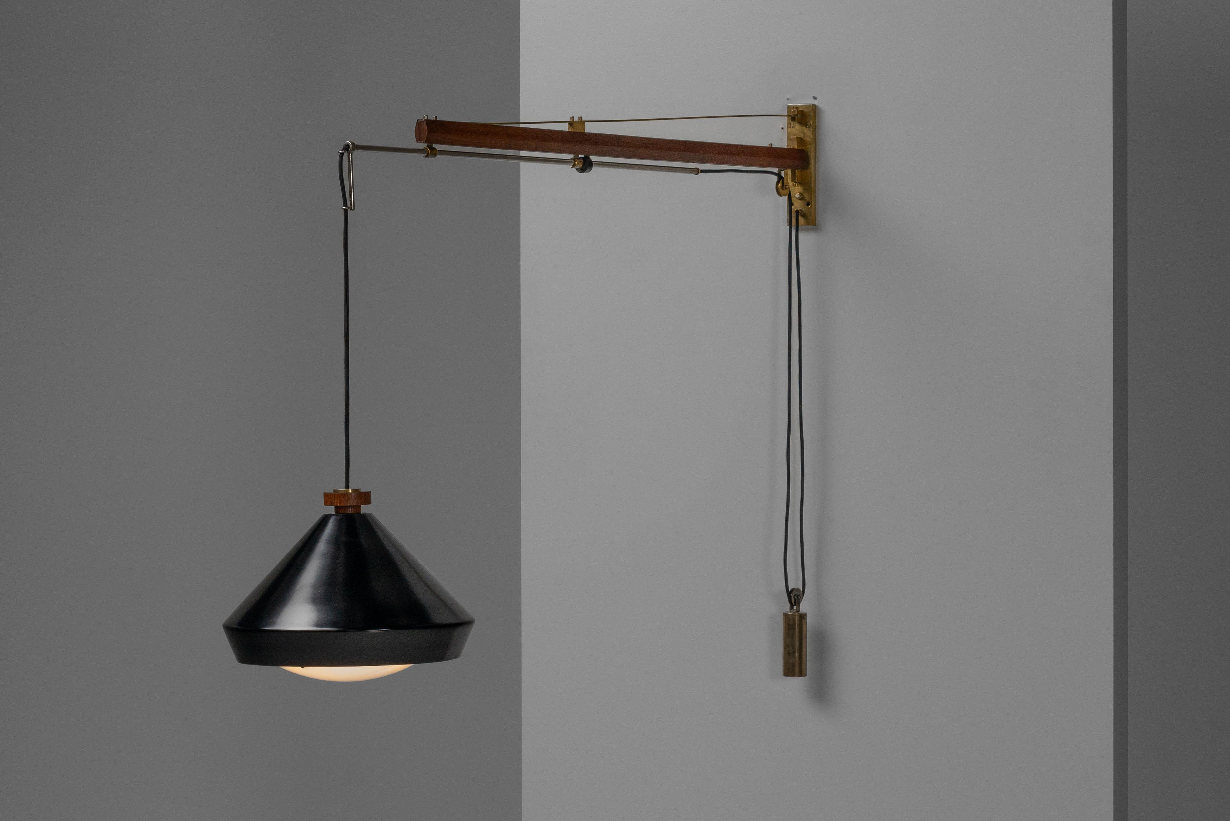 Tito Agnoli 177a wall lamp Oluce Italy 1957 In Good Condition For Sale In Roosendaal, Noord Brabant