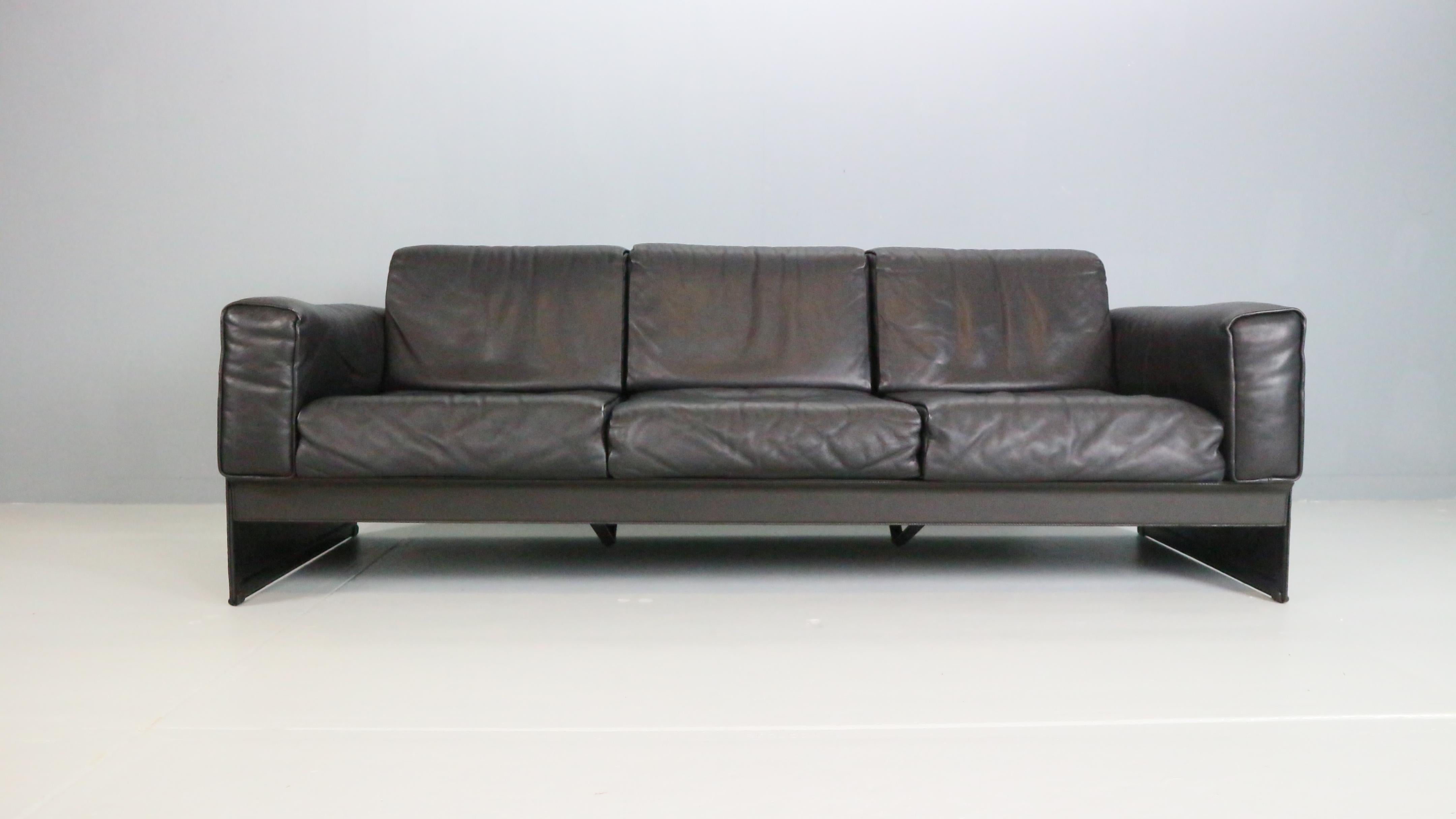 Dieses elegante Dreisitzer-Sofa wurde in den 1970er Jahren vom renommierten italienischen Designer Tito Agnoli für Matteo Grassi entworfen. Das Design zeichnet sich durch eine raffinierte, zeitlose Ästhetik aus, die Funktionalität mit Schlichtheit