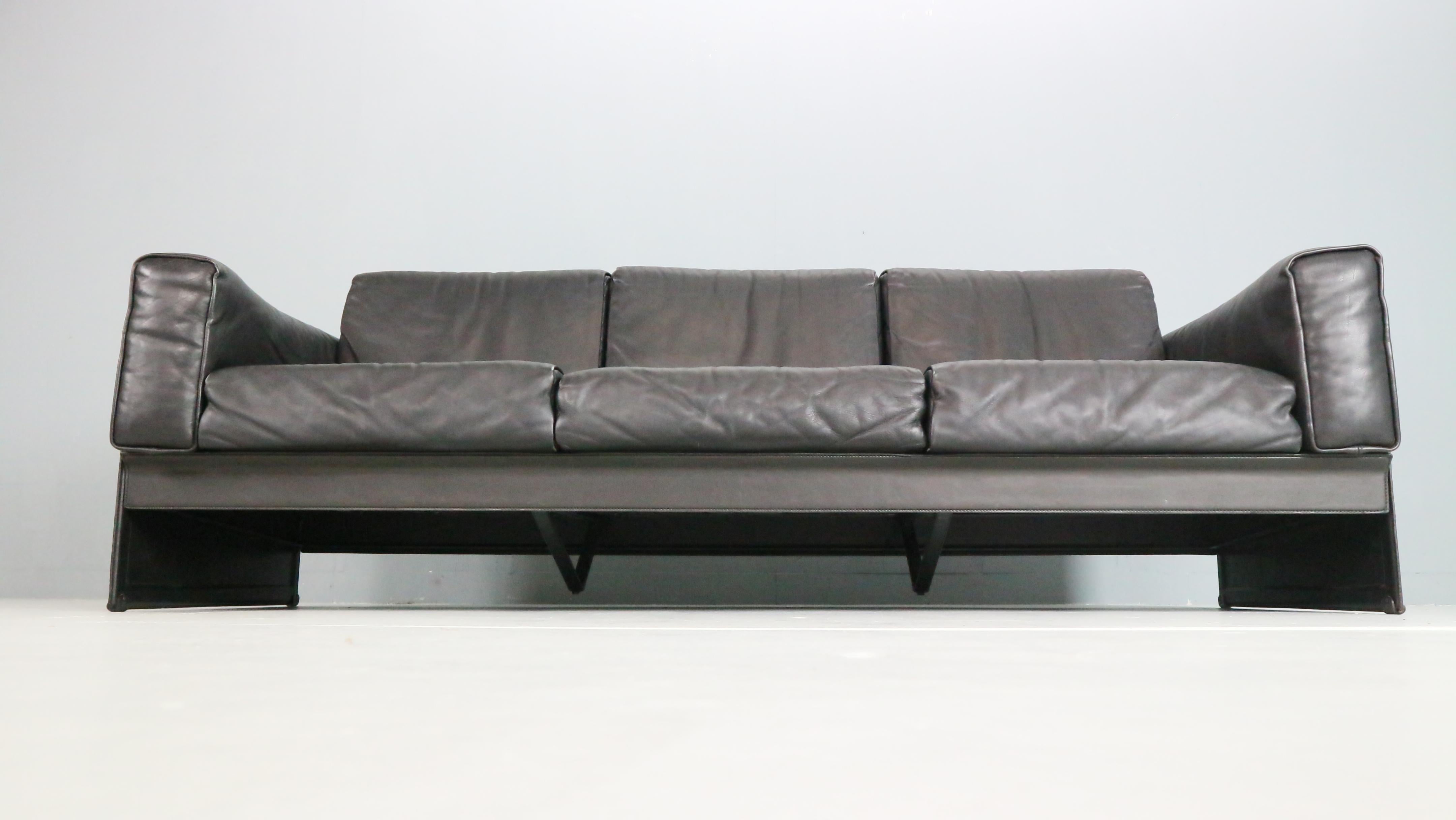 Tito Agnoli 3-Sitzer Korium Sofa für Matteo Grassi - Schwarzes Leder im Zustand „Gut“ im Angebot in The Hague, NL