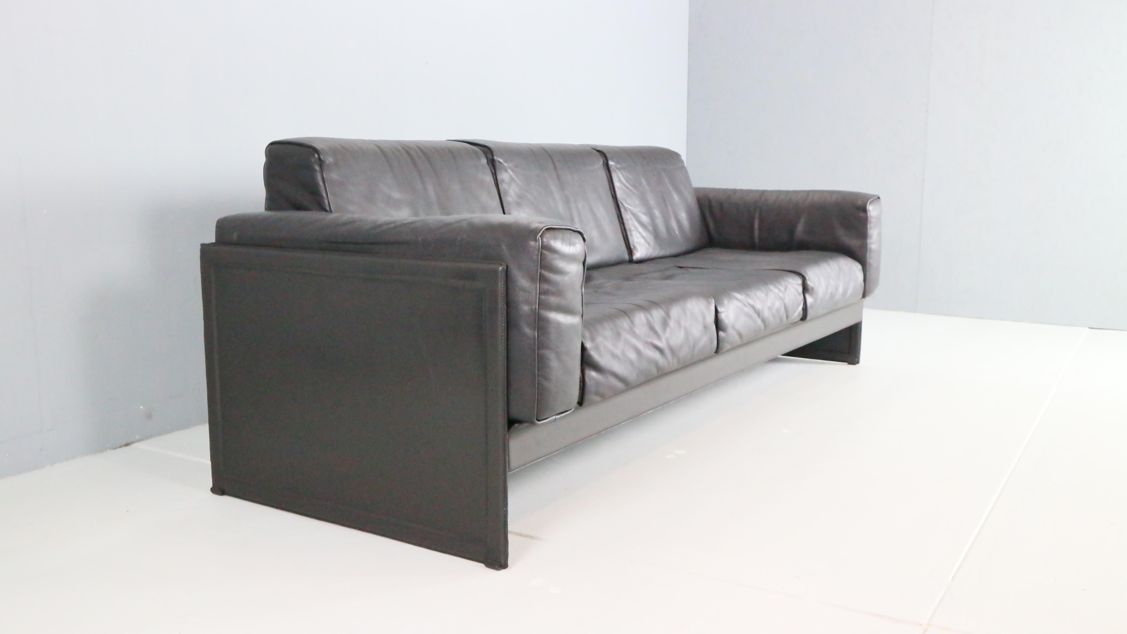 Tito Agnoli 3-Sitzer Korium Sofa für Matteo Grassi - Schwarzes Leder (Ende des 20. Jahrhunderts) im Angebot