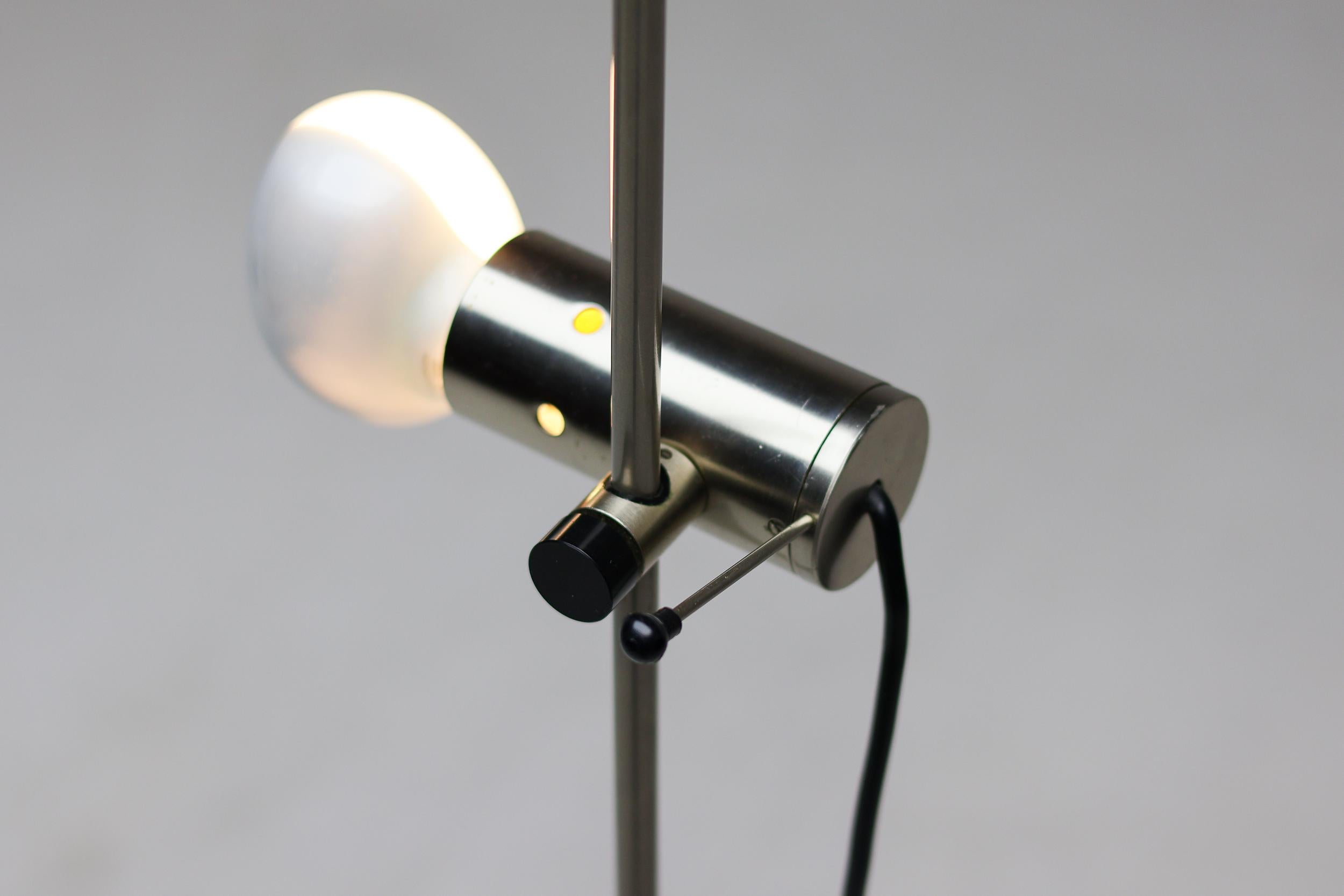 Original lampadaire 387 des années 1950, conçu par Tito Agnoli pour O-Luce, en acier nickelé avec une base en travertin.
Bel état d'origine, la perche permettant de faire pivoter l'abat-jour sur 360 degrés est toujours présente. 
Icone d'éclairage