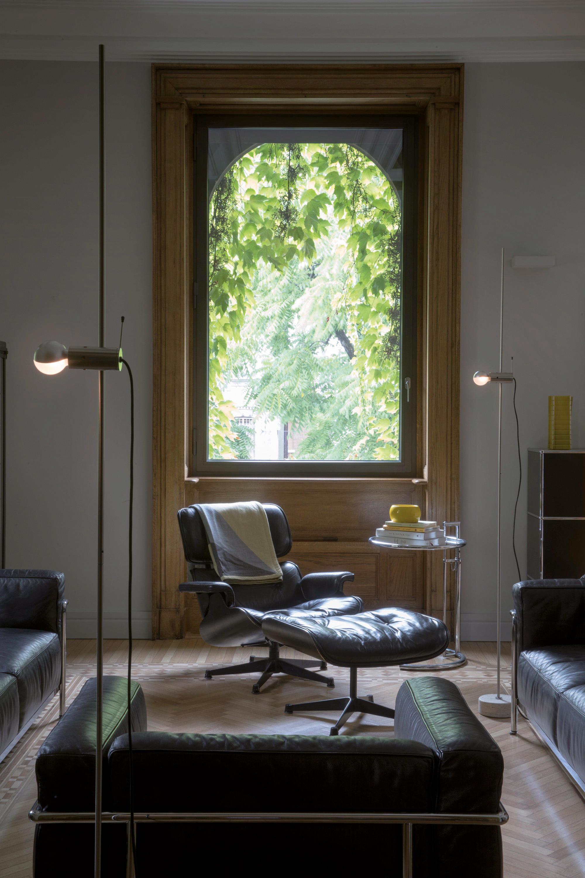 Tito Agnoli modèle 387 Lampadaire 'Agnoli' en nickel et travertin pour Oluce. 

Conçue en 1954, cette lampe ultra-raffinée est aujourd'hui considérée comme un précurseur clé du minimalisme. Exécuté en métal nickelé et base en travertin. Cette