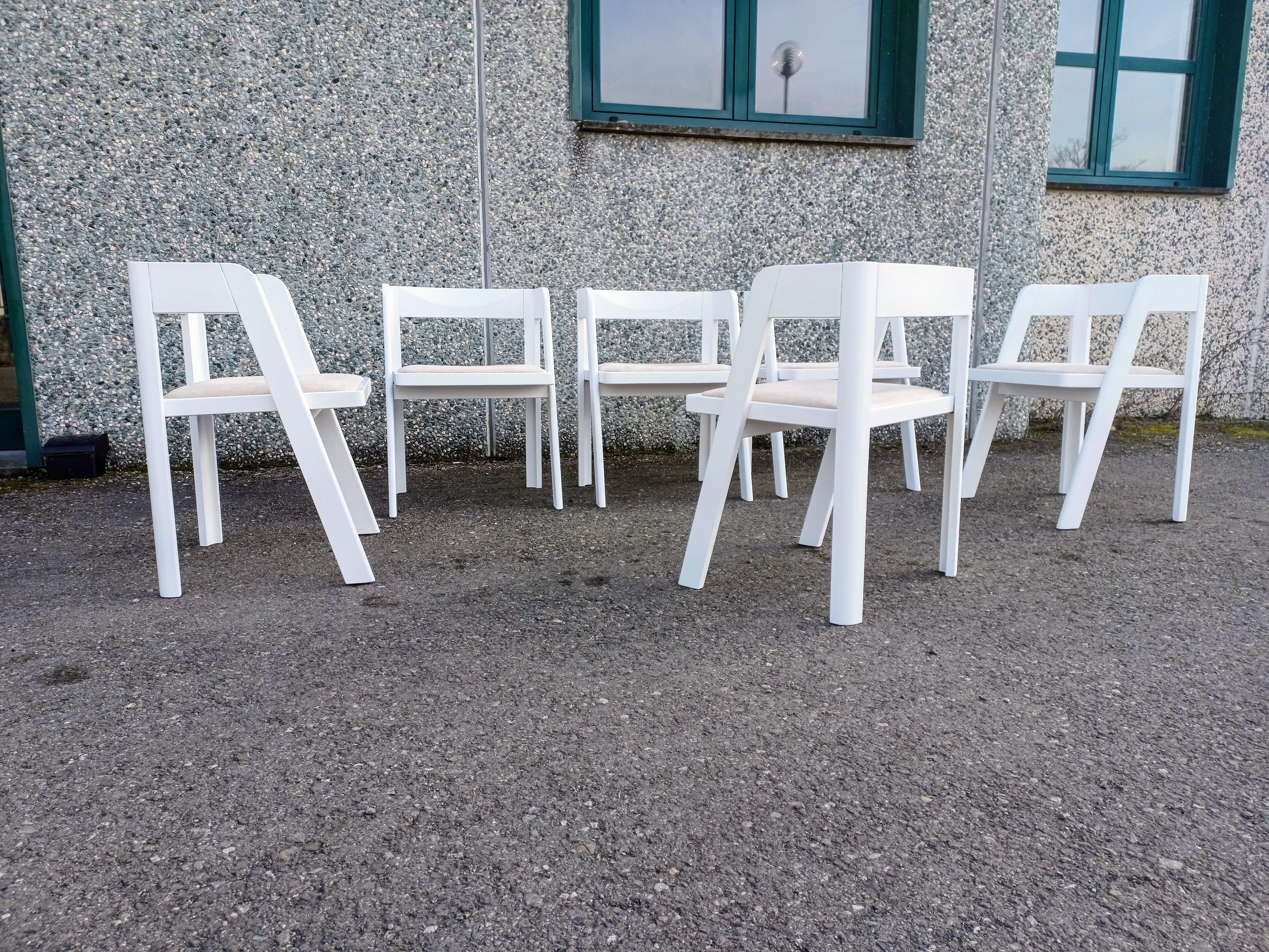 Set di 6 sedie programma C disegnate dall'architetto Tito Agnoli produzione Citterio. Sedie in legno laccate seduta imbottita in velluto.  Lo schienale sagomato in legno e laccato rende molto confortevole l'utilizzo . In ottime condizioni ,