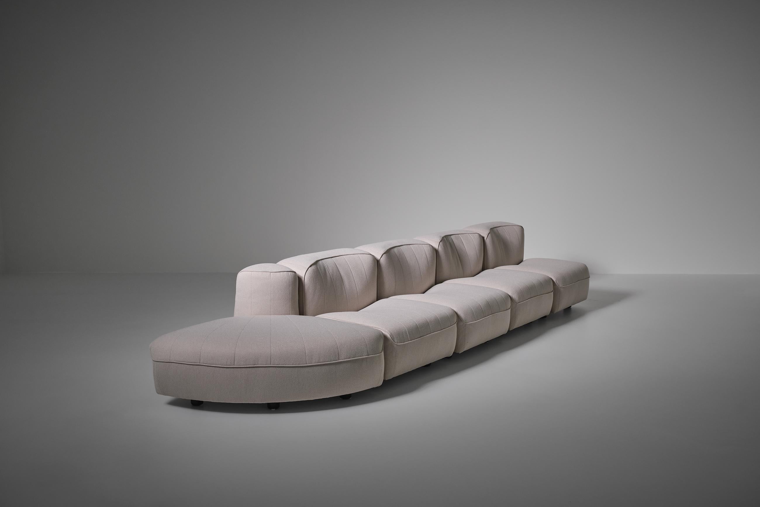 Sectional sofa '9000 series' designed by Tito Agnoli for Arflex, Italy 1969. Very comfortable sofa consisting out of four straight modular elements and one curved element which allows a large variety of different combinations. The sofa is