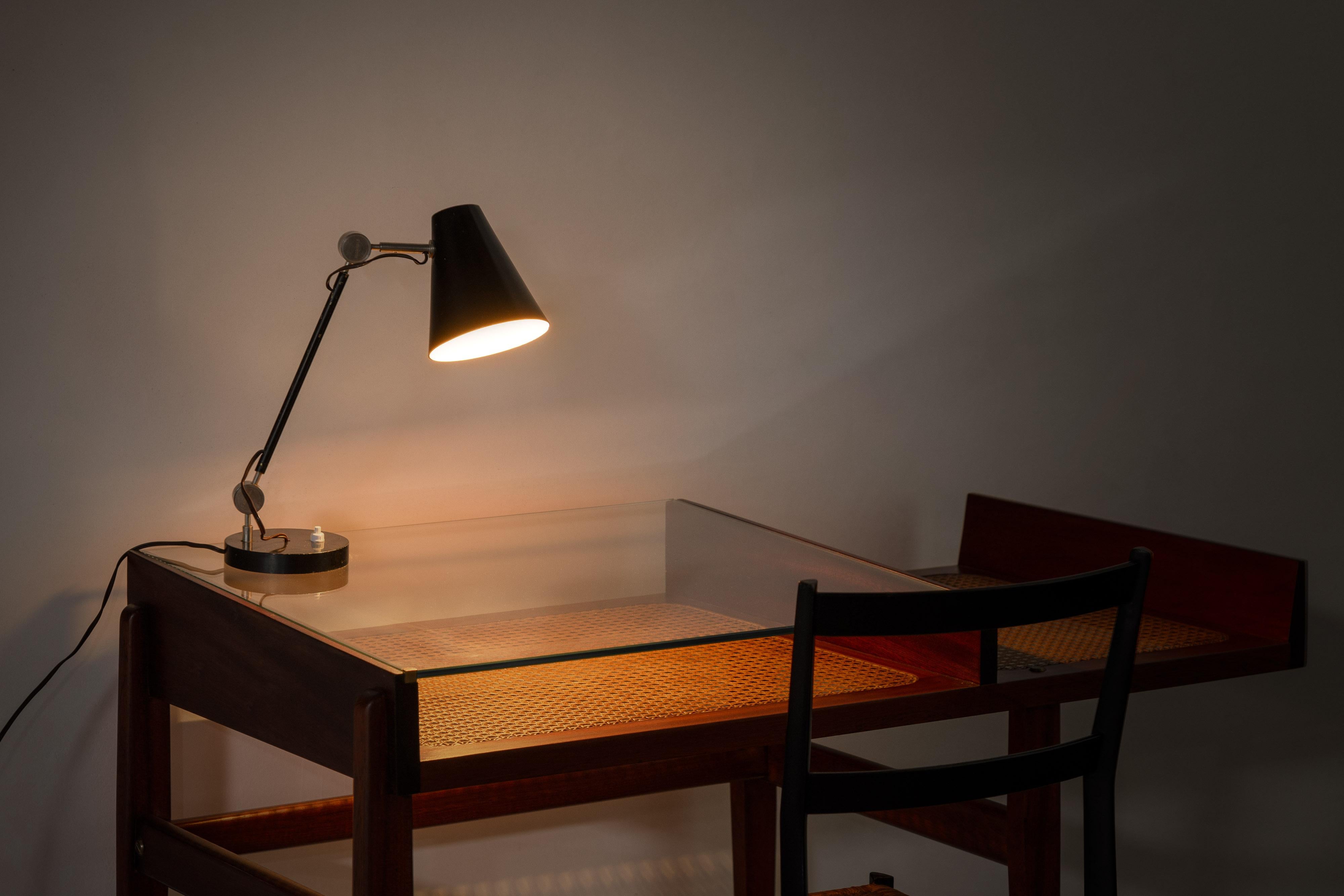 Super rare modèle 249 de lampe de table ajustable noire conçue par Tito Agnoli pour Oluce en Italie en 1956. Vous pouvez l'ajuster et le faire pivoter pour faire briller la lumière exactement là où vous le souhaitez. Rarement vu sur le marché. Lampe