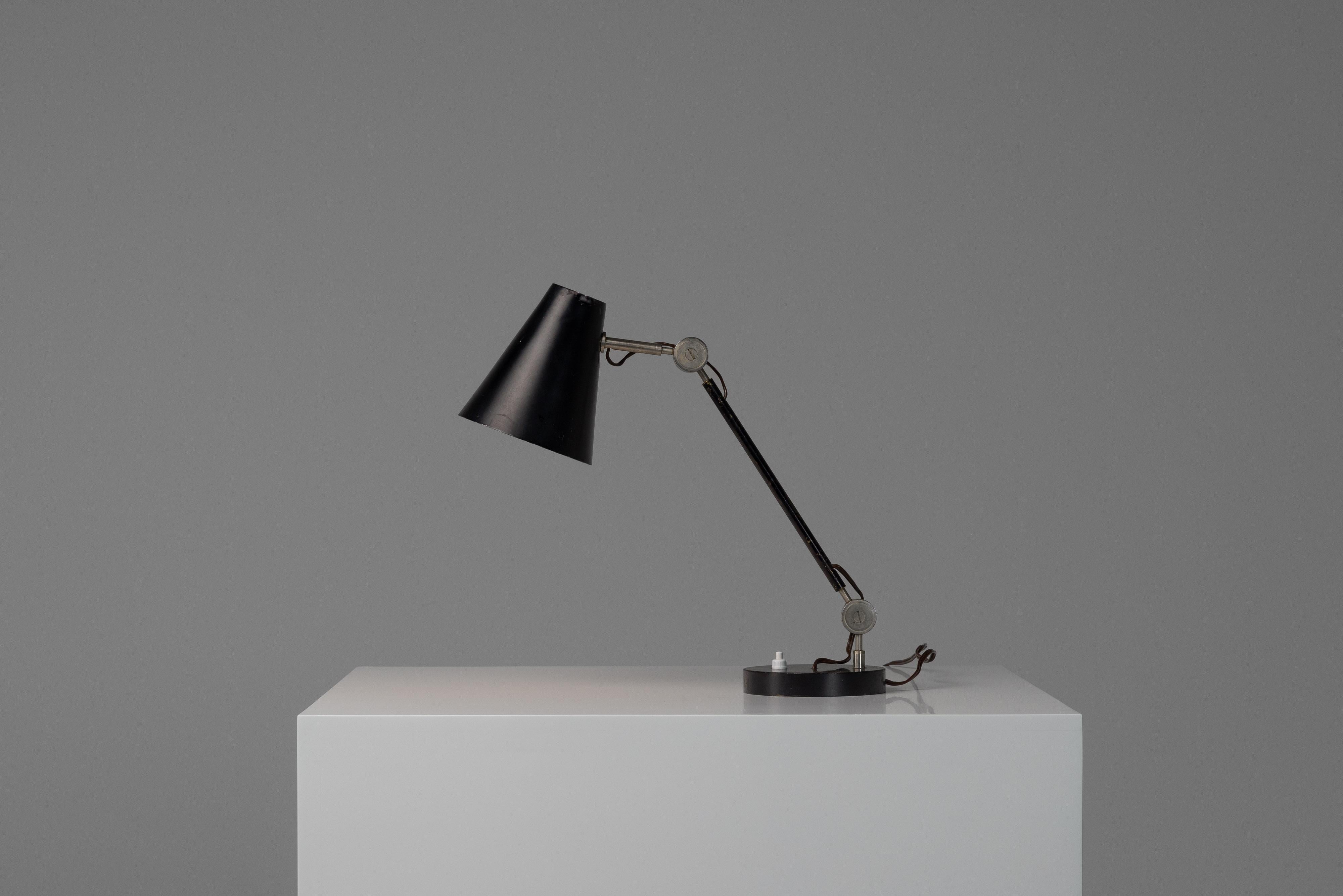 Lampe de table réglable Tito Agnoli, modèle 249 Oluce, Italie 1956 Bon état - En vente à Roosendaal, Noord Brabant