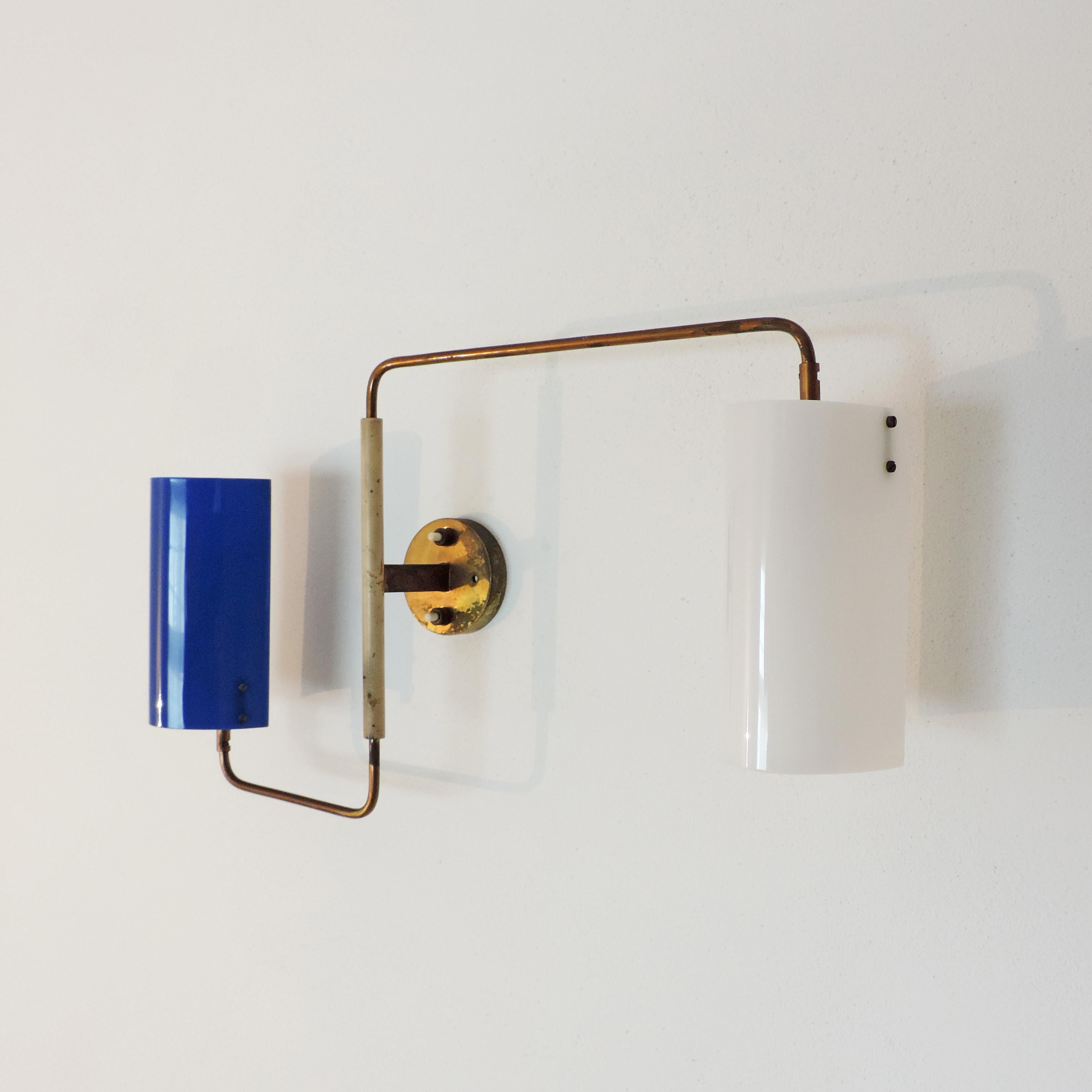 Mid-20th Century Tito Agnoli Adjustable Wall Lamp in Brass and Plexiglas for Oluce, Italy, 1950s