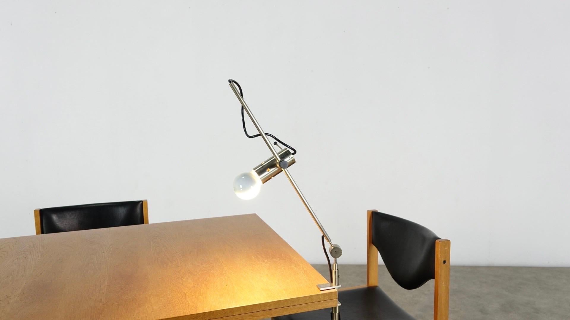 Tito Agnoli Articulated desk lamp, model 255 For Sale 9