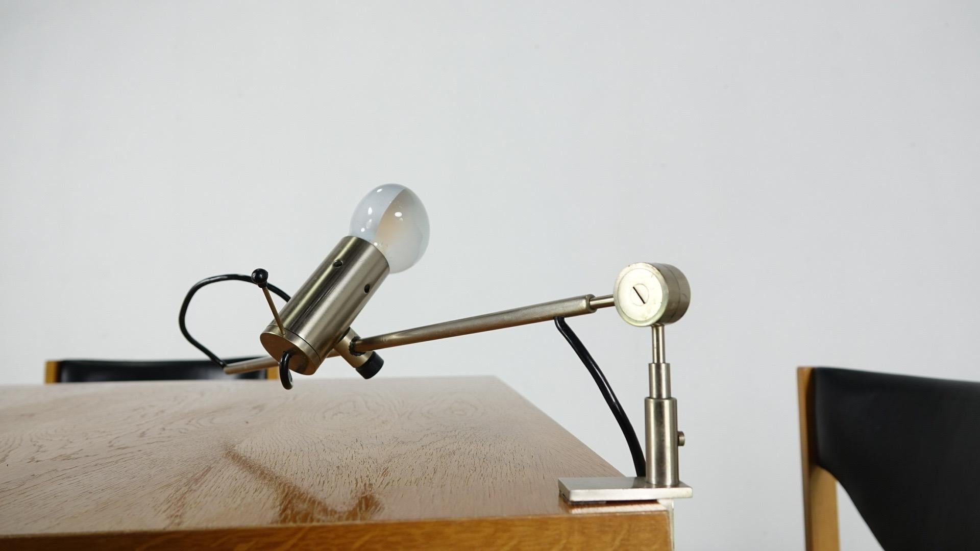 Tito Agnoli Articulated desk lamp, model 255 For Sale 11
