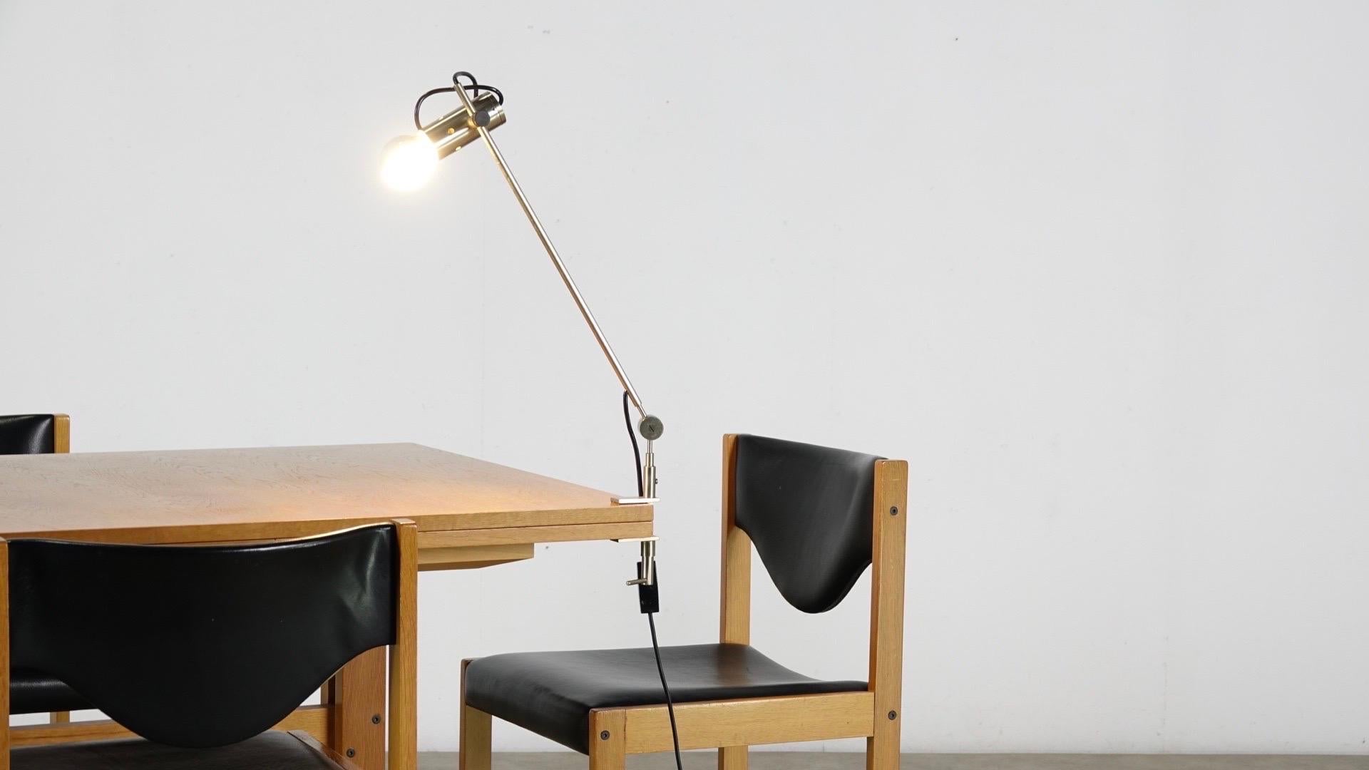 The Tito Agnoli 255 Lamp is an iconic piece from the mid-1950s, designed with an elegant minimalist approach typical of the period. The combination of nickel-plated steel, brass, and plastic creates a striking contrast, while maintaining an