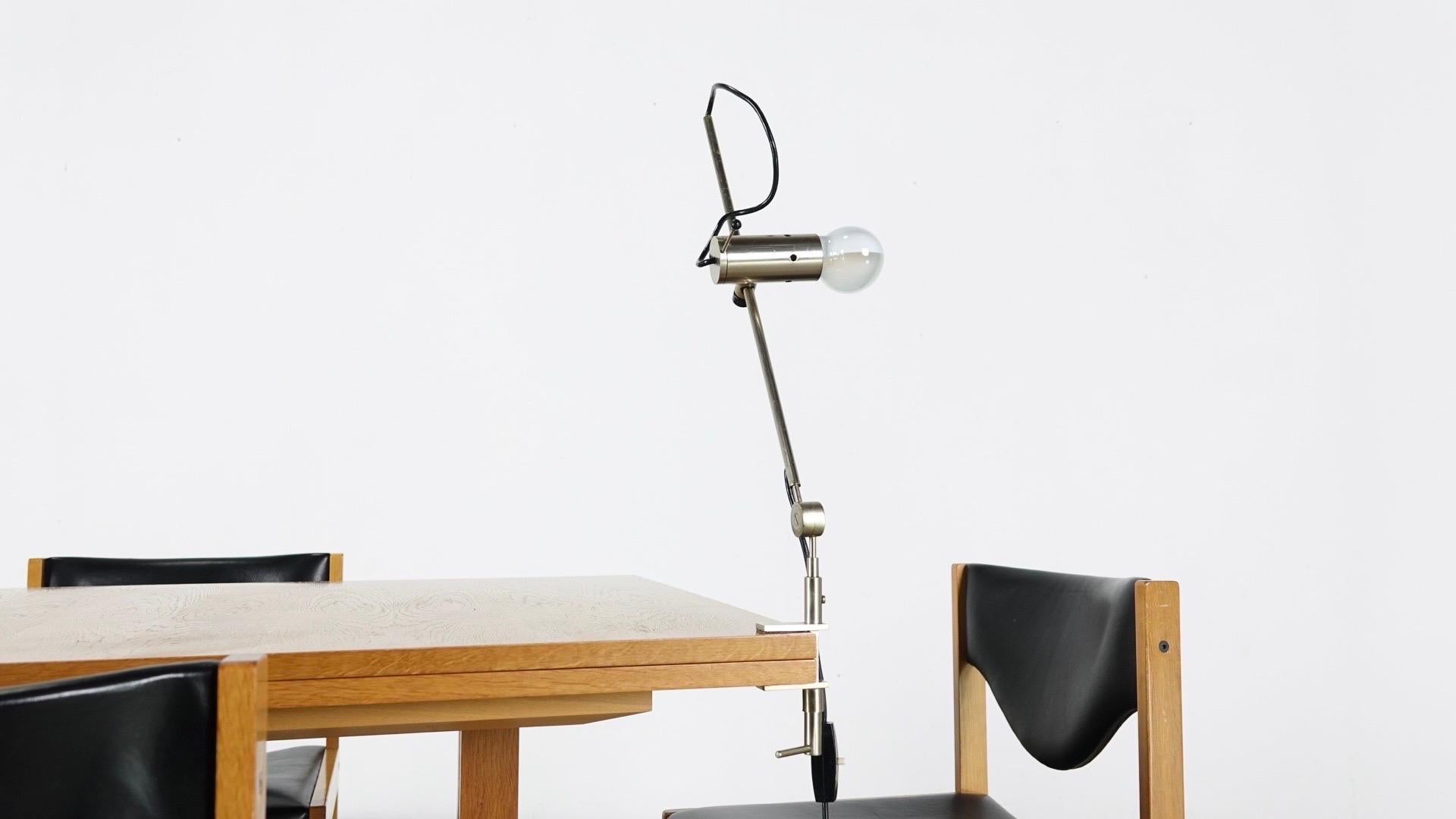 Tito Agnoli Articulated desk lamp, model 255 For Sale 1
