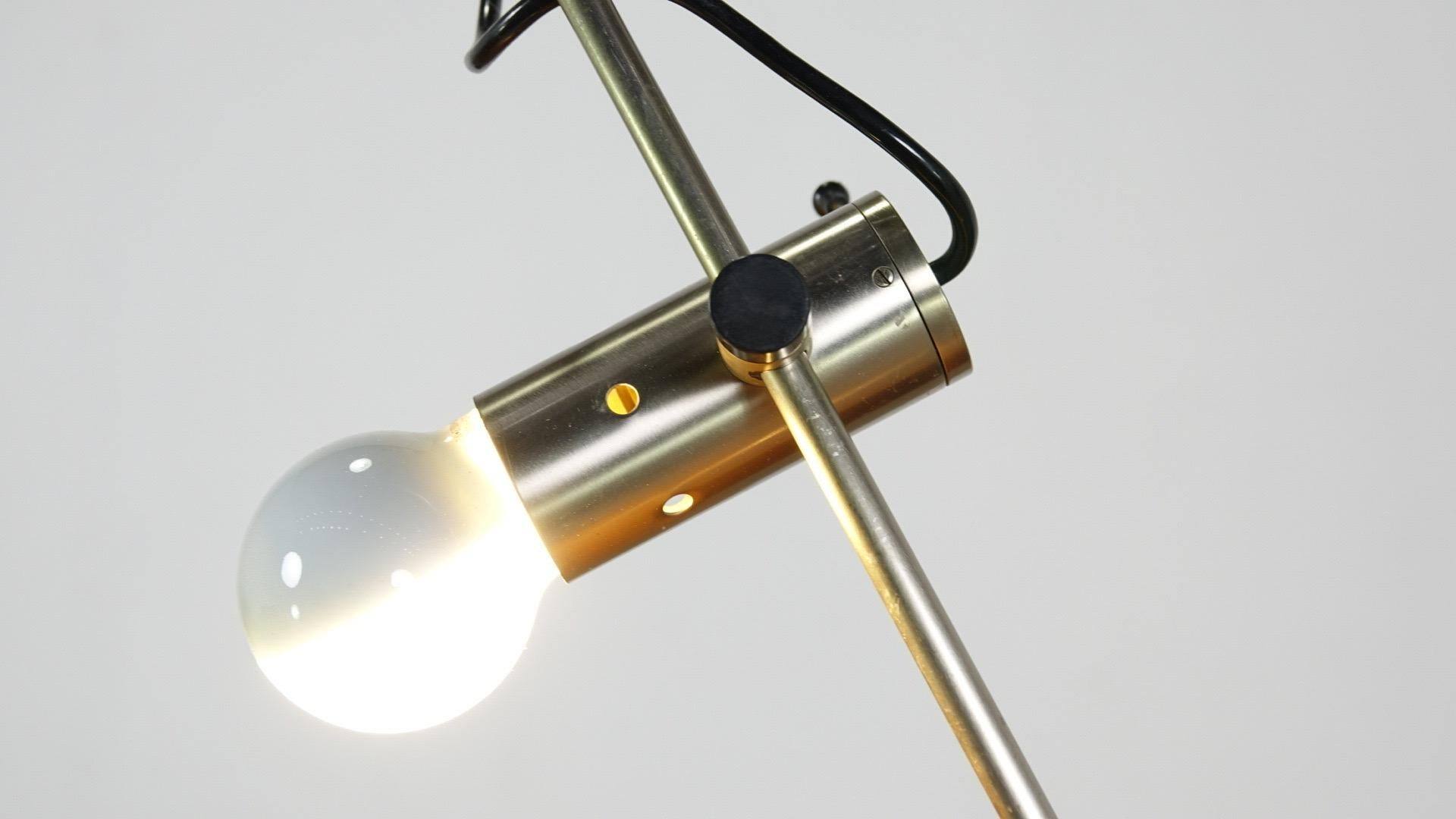 Tito Agnoli Articulated desk lamp, model 255 For Sale 4