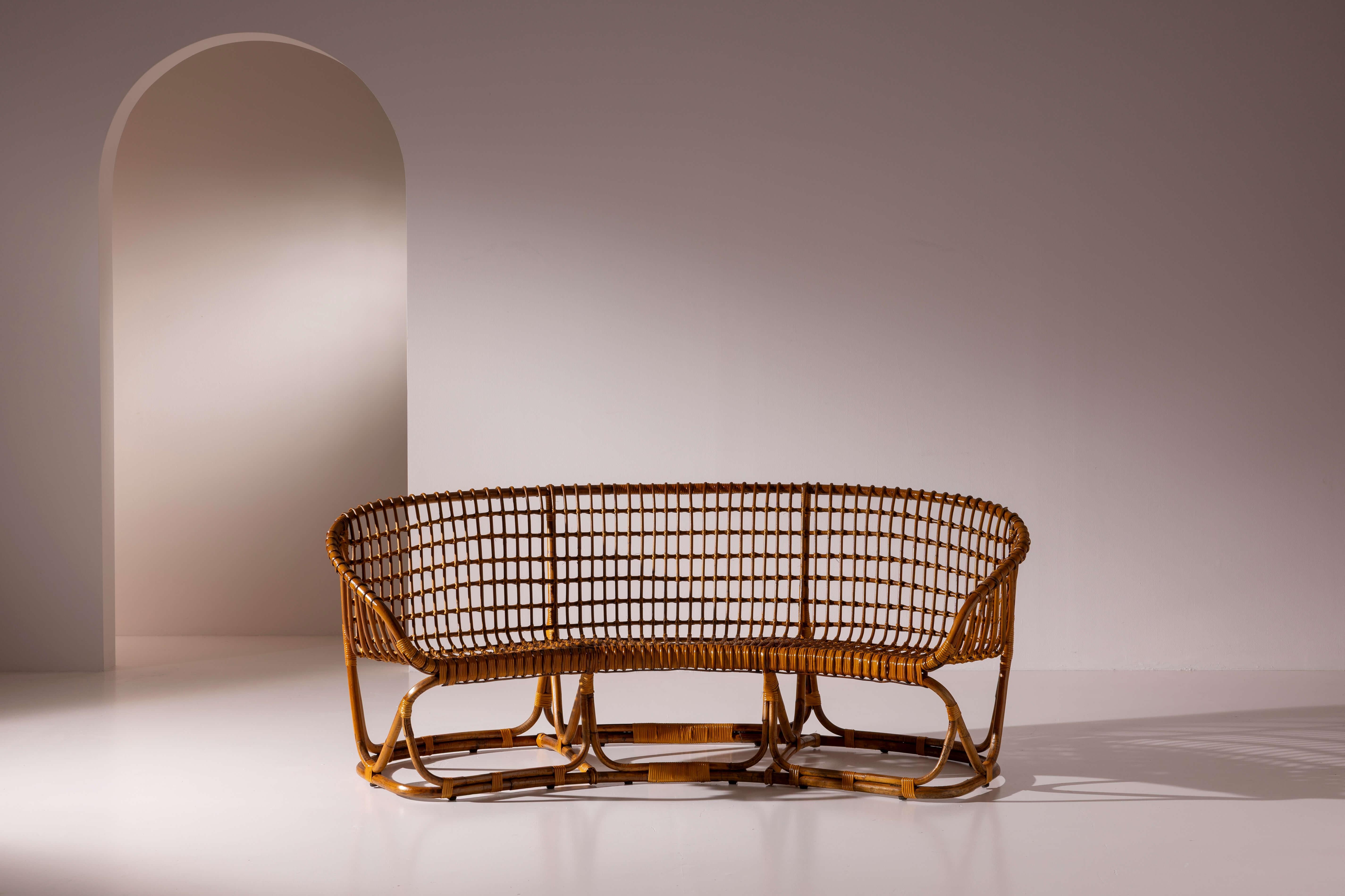 Canapé incurvé en rotin et canne tressée, design/One, fabriqué par Bonacina, Italie, années 1950.

Ce qui caractérise ce canapé des années 1950, c'est le potentiel plastique du matériau naturel avec lequel il est fabriqué, capable de se plier si