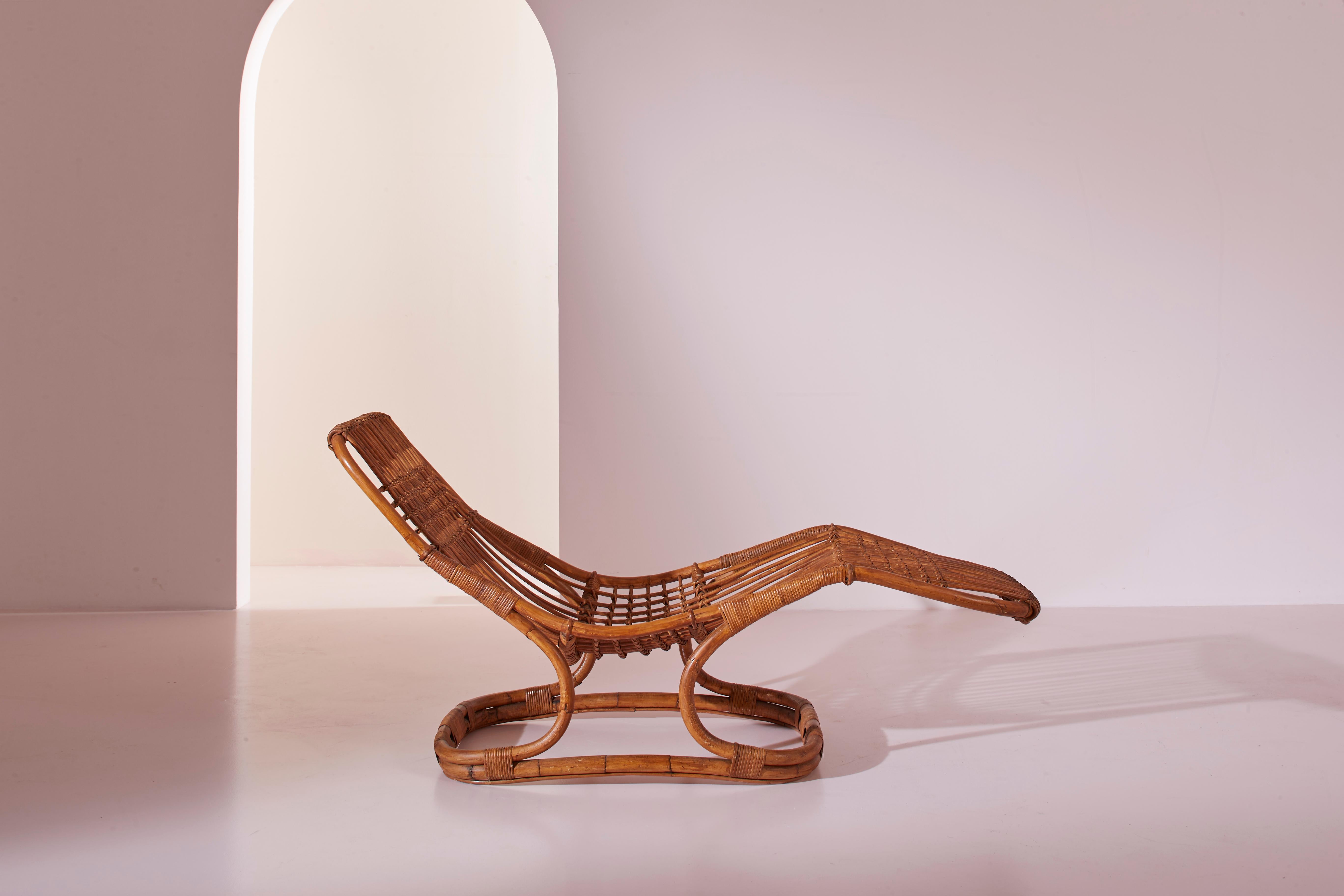 Eine Chaiselongue aus Weide und Rattan, entworfen von Tito Agnoli, hergestellt von Pierantonio Bonacina in den 1960er Jahren

Die Besonderheit dieses Relax-Sitzes liegt in der bemerkenswerten Plastizität des verwendeten Naturmaterials, das der
