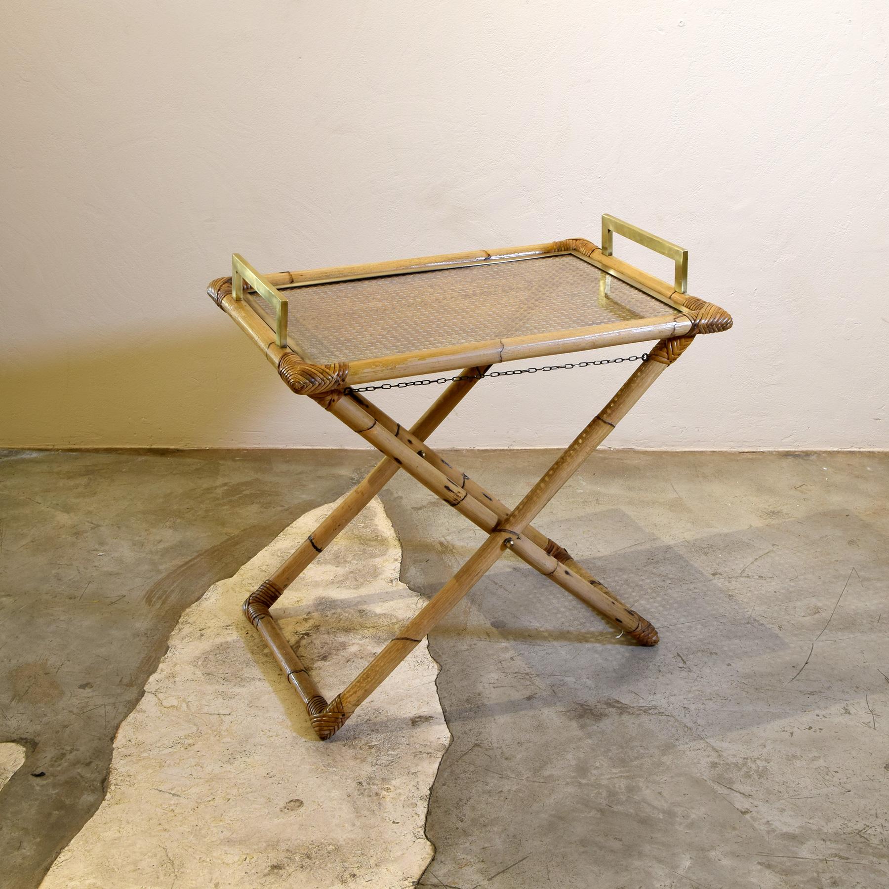 1960s liquor rack chariot en canne de bambou amovible dessus verre et paille de vienne agrémenté de poignées en laiton, dans le style de Tito Agnoli 1960s production.
Lorsque vous achetez des produits de design vintage sur notre site, le coût
