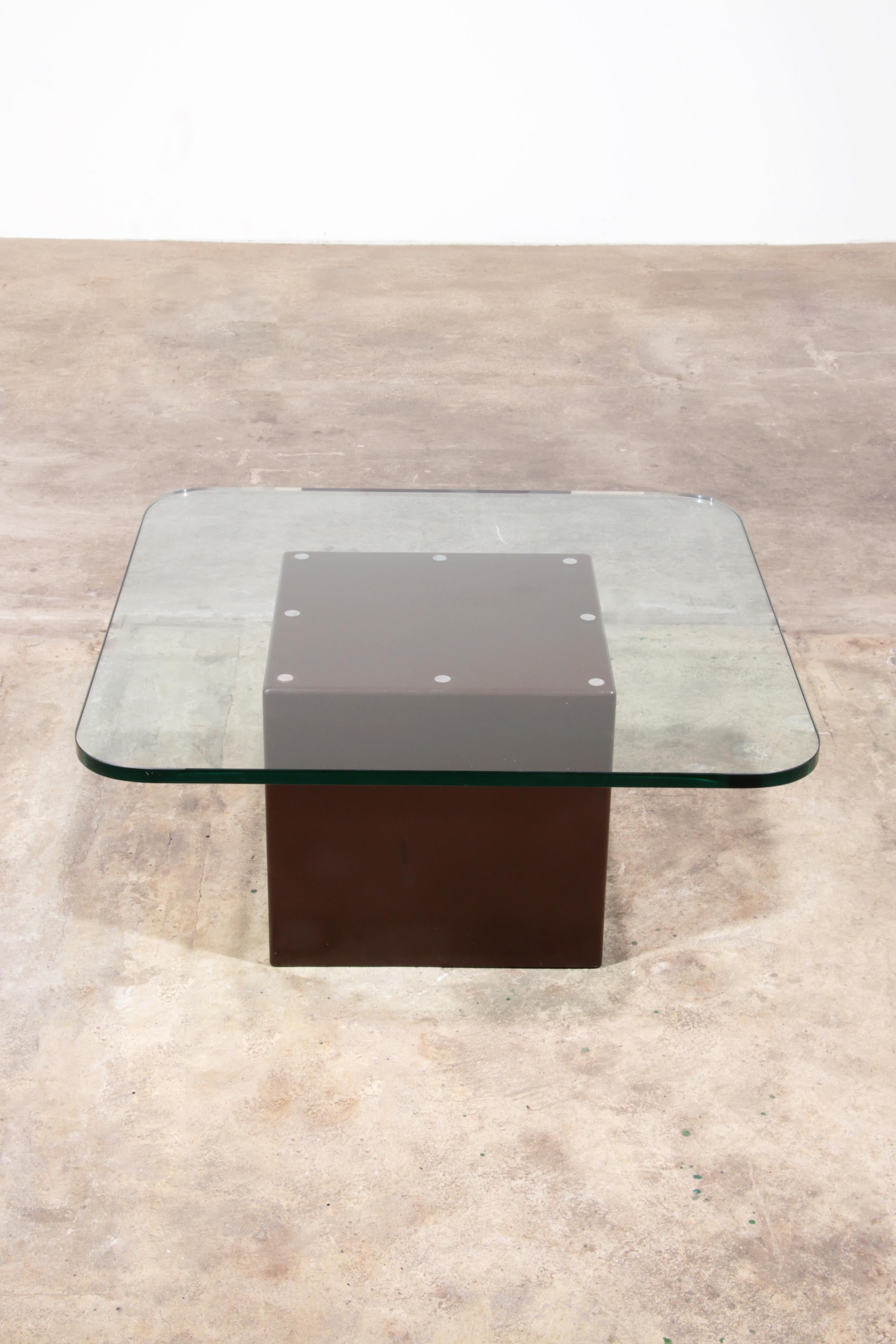 Questo splendido tavolino è stato progettato dal famoso designer italiano Tito Agnoli per Matteo Grassi nel 1979. Conosciuto per il suo approccio minimalista e l'uso di materiali di alta qualità, Eleg ha creato un pezzo senza tempo che esemplifica