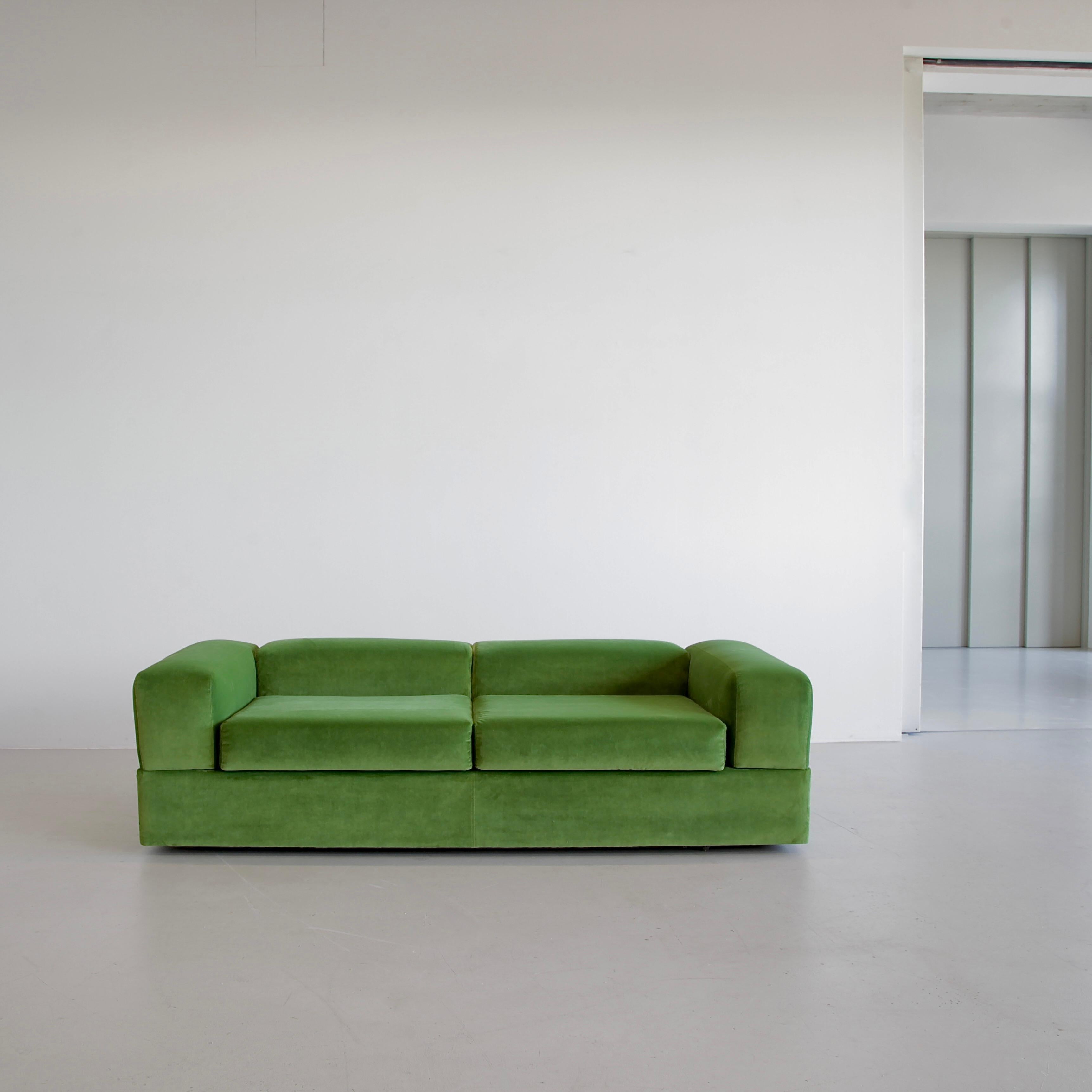 Sofa with wooden structure and metal spring seat. The mattress is covered with canvas, the sofa has been refurbished and re-upholstered in green English velvet. The armrests and backrest can be folded over to make space for the daybed, additionally,