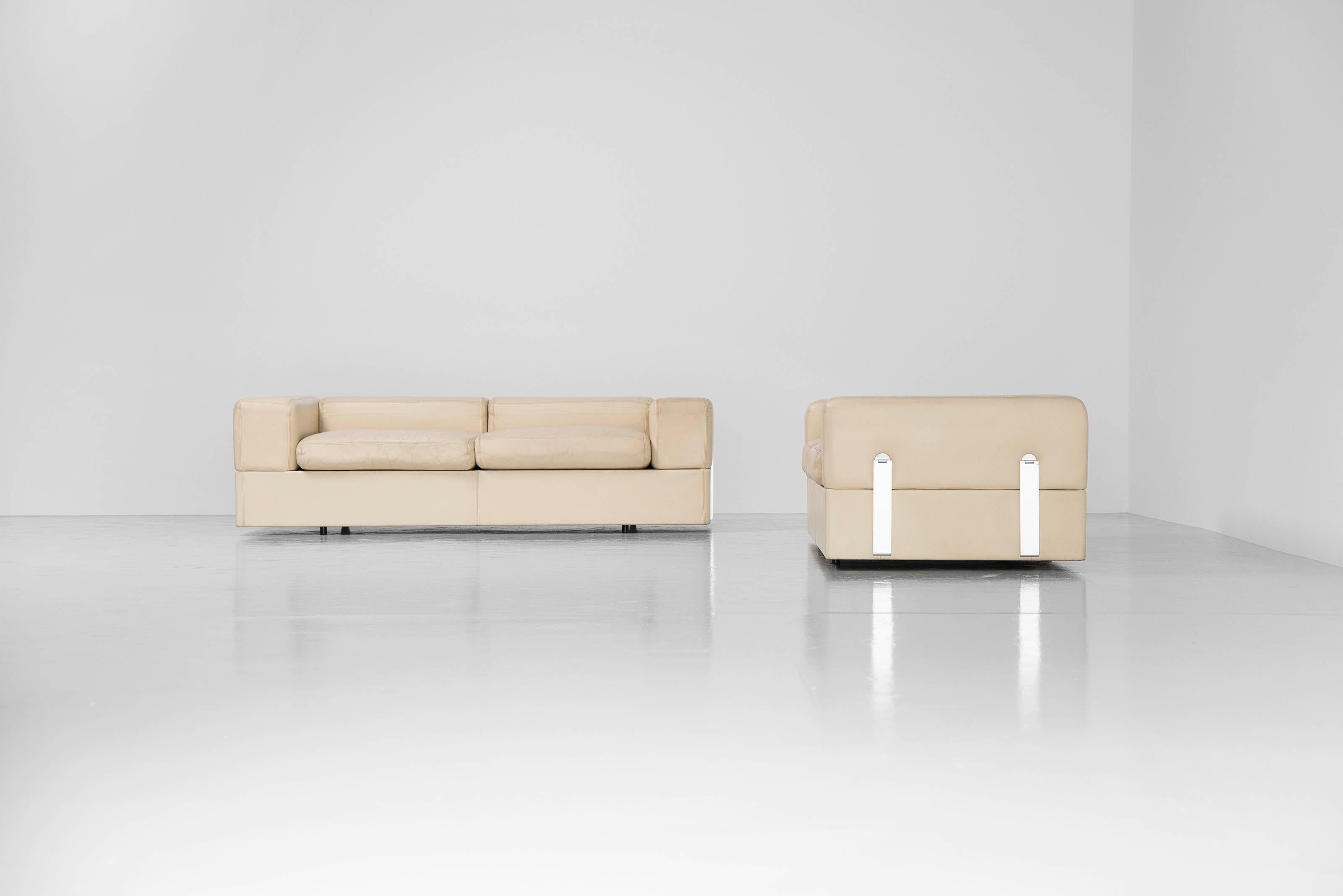 Very nice and functional daybed sofa's model 711 designed by Tito Agnoli and manufactured by Cinova, Italy 1968. The sofa's have a wood structure covered with foam and off white leather, with metal spring seat bottom. A mattress covered with white