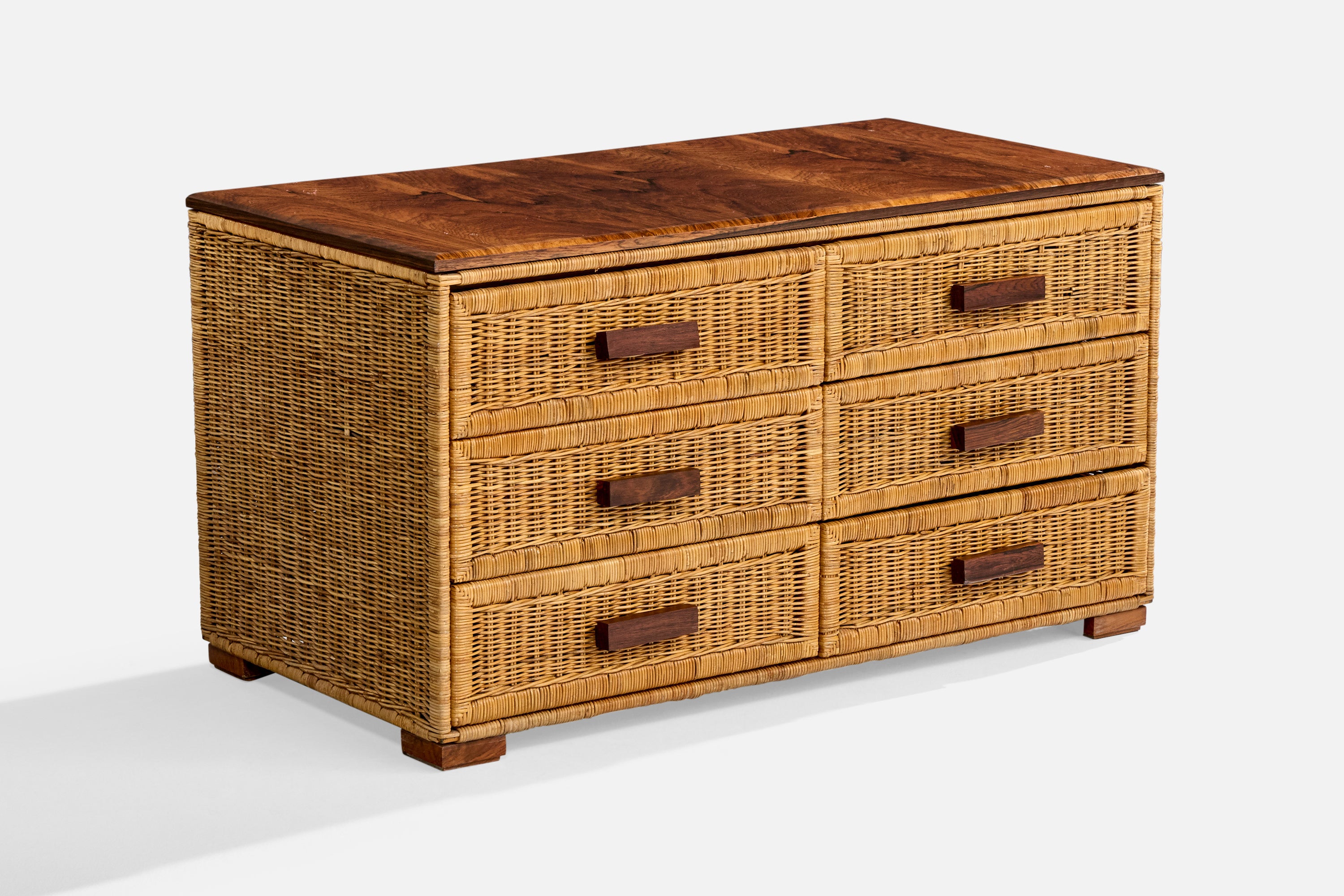 Cómoda de ratán y nogal diseñada por Tito Agnoli y producida por Pierantonio Bonacina, Italia, c. 1960.

Dimensiones totales (pulgadas): 22,0 