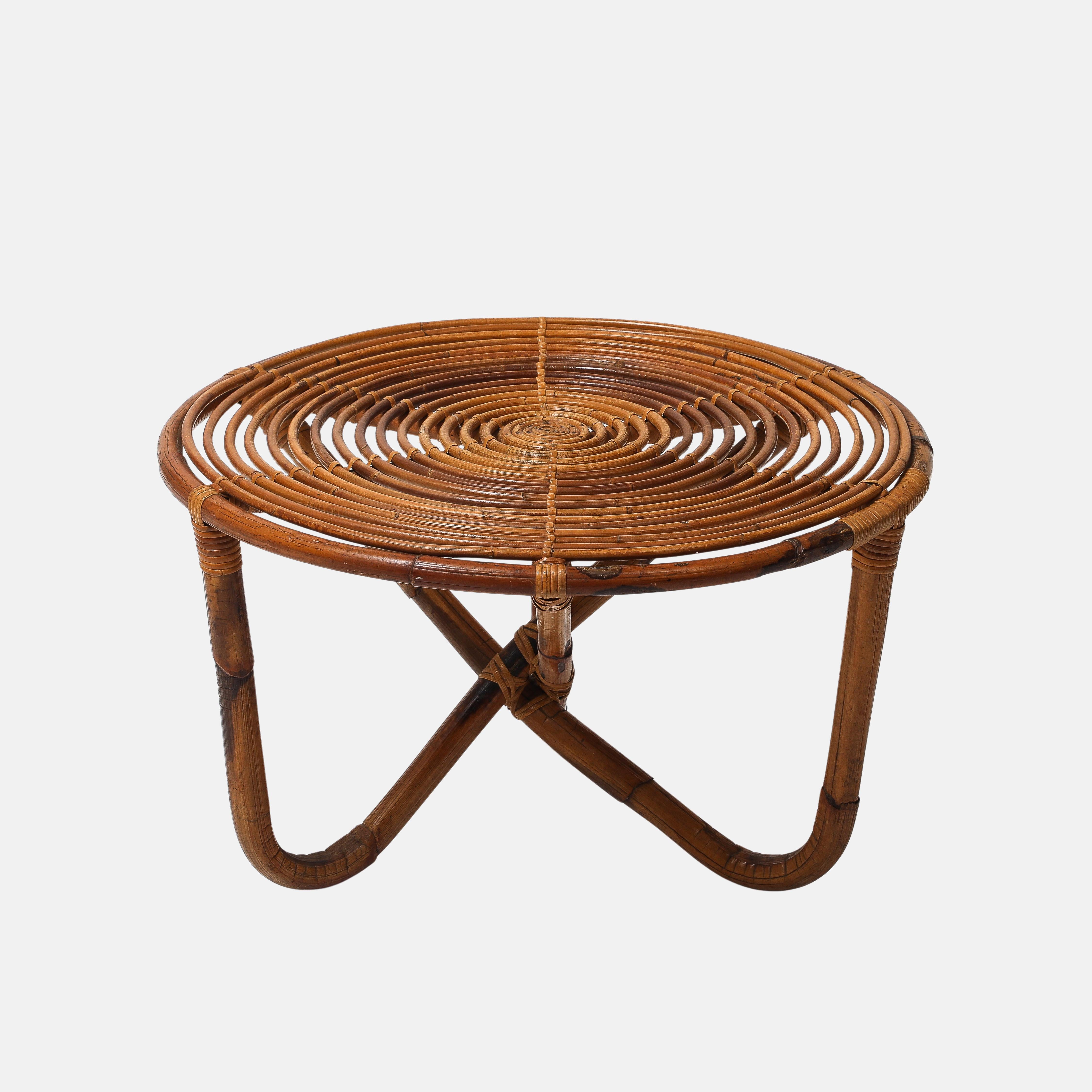 Mesa de centro redonda modernista Tito Agnoli para Pierantonio Bonacina, modelo Bt 2, compuesta de bambú tejido y ratán rematado en cuatro esculturales patas curvadas, Italia, años sesenta. Esta elegante mesa orgánica moderna de mediados de siglo