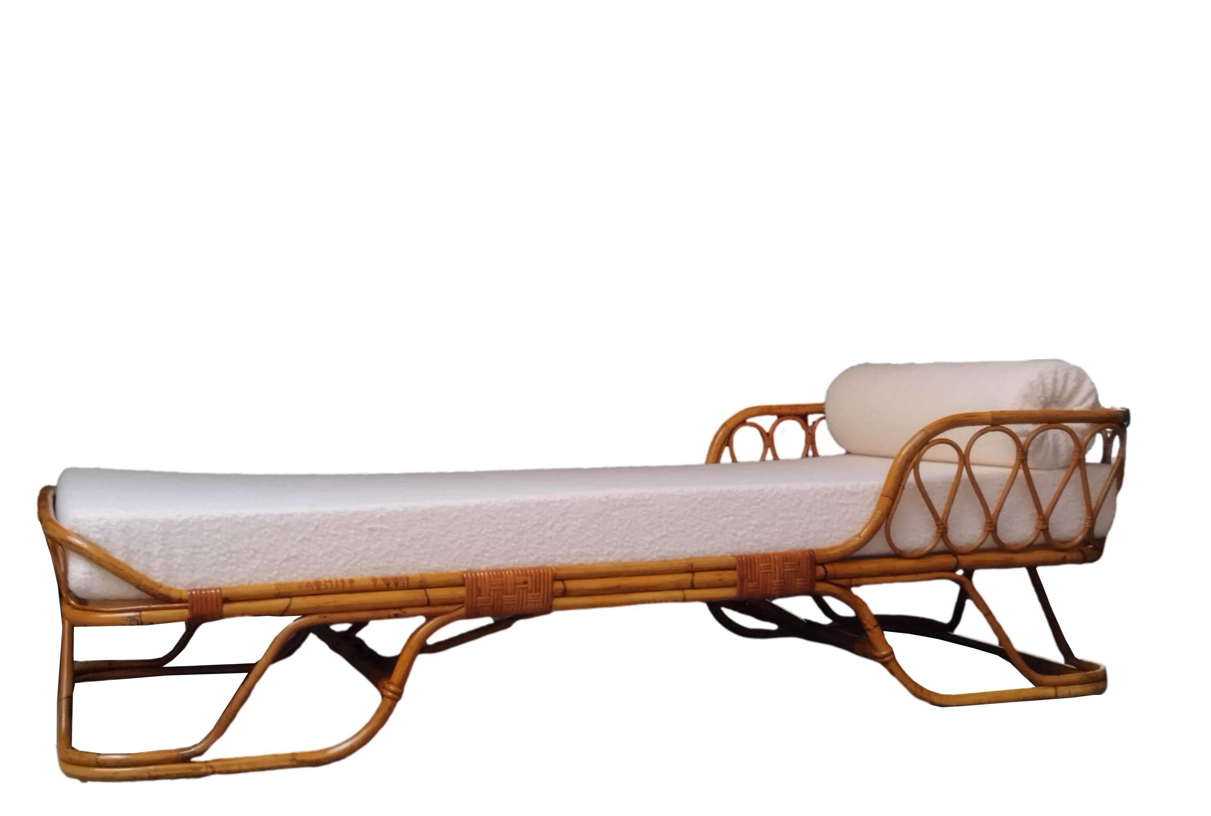A splendid curved bamboo daybed designed by Tito Agnoli for Bonacina in the 1960s. The bed is made entirely of a bamboo frame, rattan and rush joints with a continuous circular pattern in bamboo.