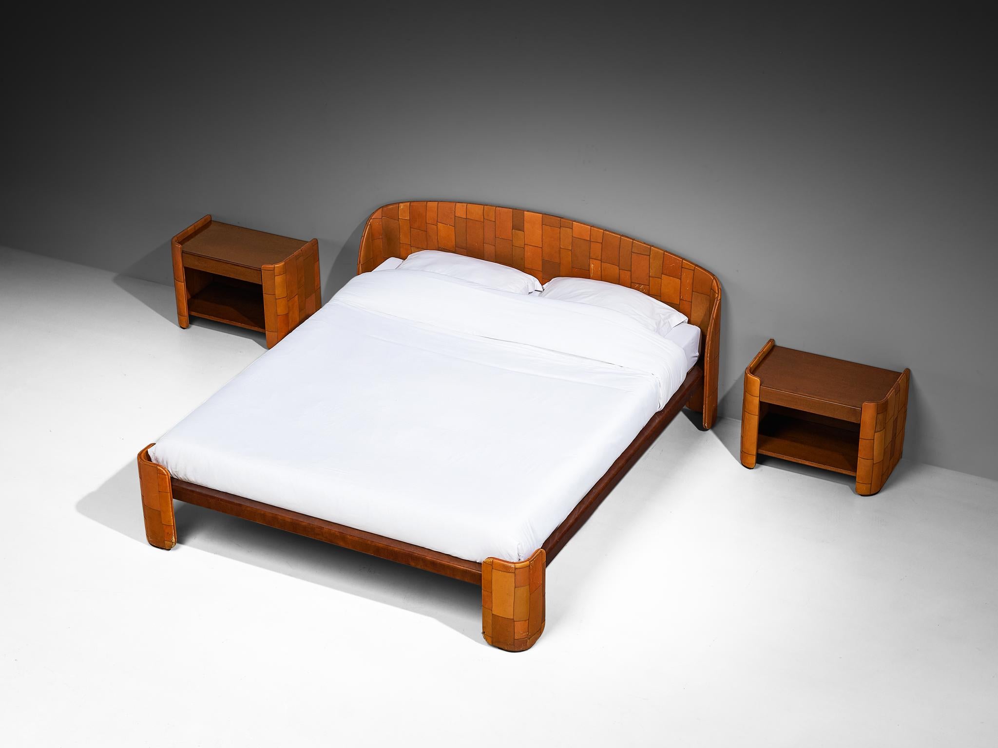 Tito Agnoli für Caleido/Poltrona Frau, Doppelbett mit Nachttischen Patchwork cognacfarbenes Leder, Nussbaum, Italien, 1970er Jahre.

Ein auffallendes und seltenes Doppelbett mit Nachttischen, entworfen von Tito Agnoli für Caleido, eine
