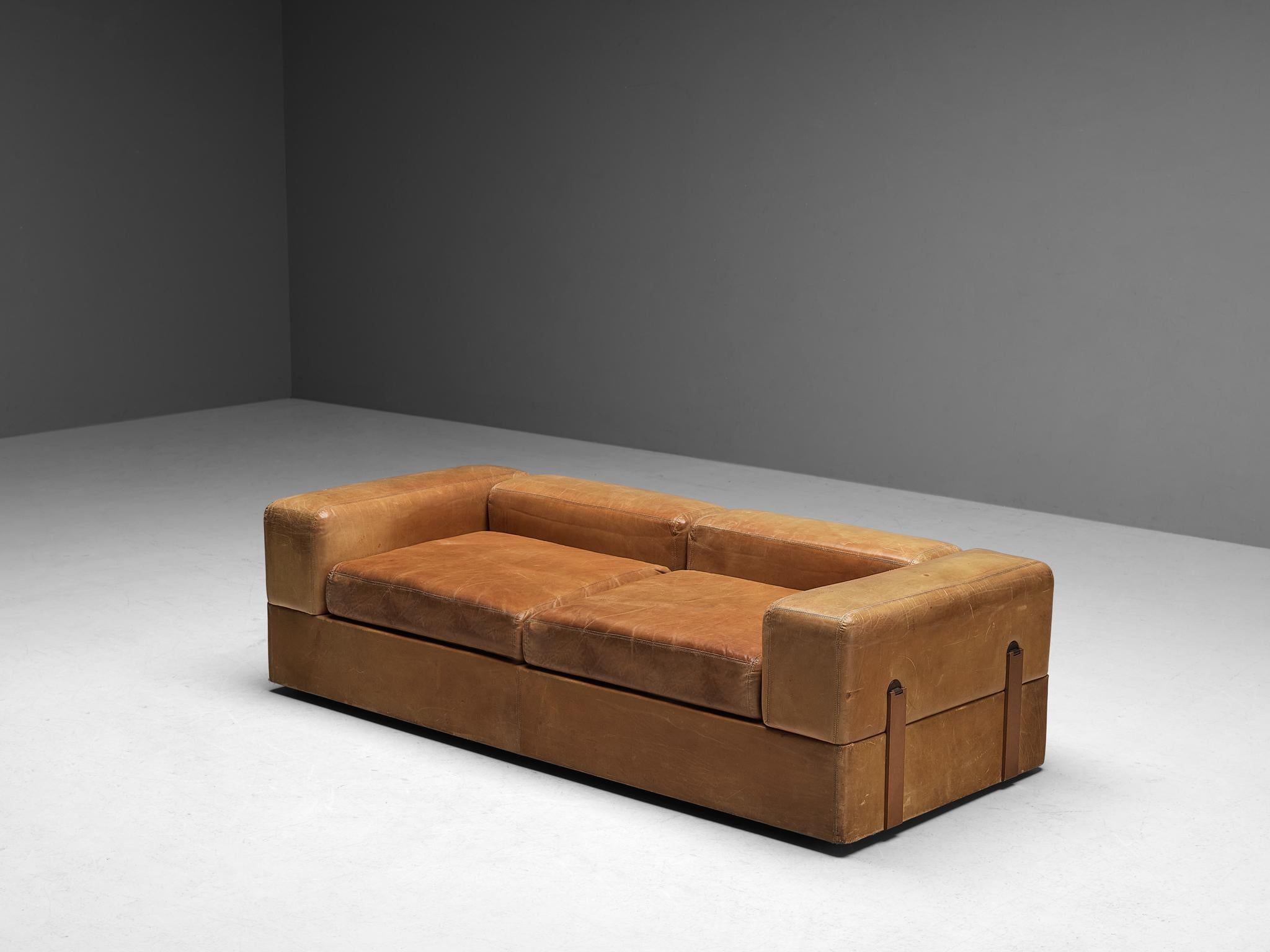 Tito Agnoli for Cinova, sofa or daybed model 711, leather, laminated wood, brass, Italy, 1968

Cubic sofa that can be transformed into a daybed by Italian designer Tito Agnoli for Cinova. The brass frame displays an exquisite composition of vertical