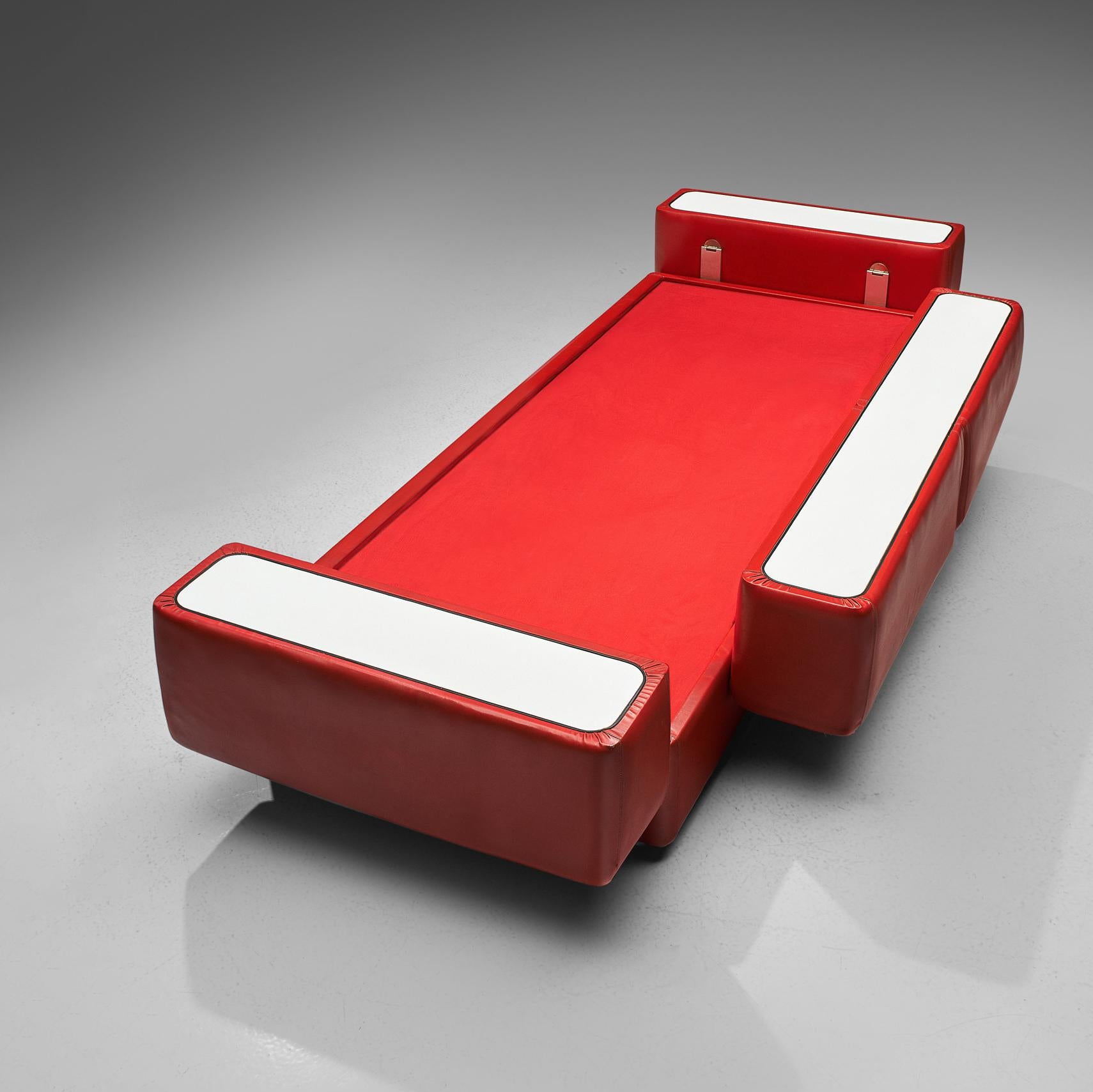Tito Agnoli für Cinova: Tagesbett-Sofa mit roter Polsterung (Stahl) im Angebot
