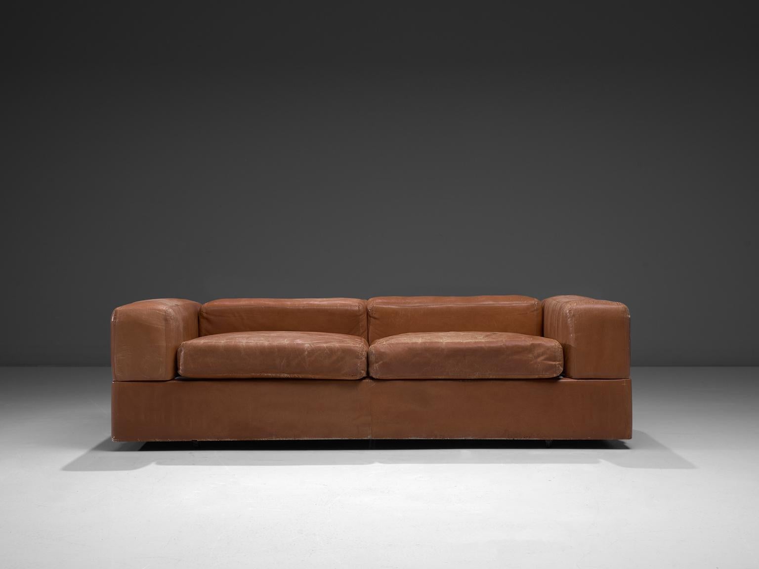 Tito Agnoli for Cinova, sofa bed 711 in cognac leather, Italy, 1960s

This Postmodern daybed and or sofa is designed by Tito Agnoli and manufactured by Cinova. The sofa has a wooden interior and features a metal spring seat. A mattress covered