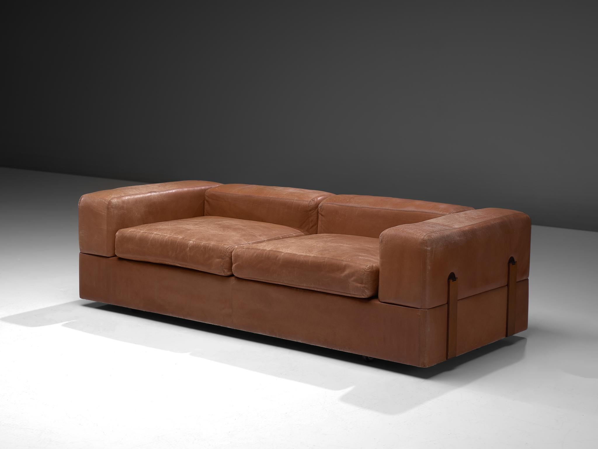 Tito Agnoli for Cinova, sofa bed 711 in cognac leather, Italy, 1960s

This Postmodern daybed and or sofa is designed by Tito Agnoli and manufactured by Cinova. The sofa has a wooden interior and features a metal spring seat. A mattress covered with