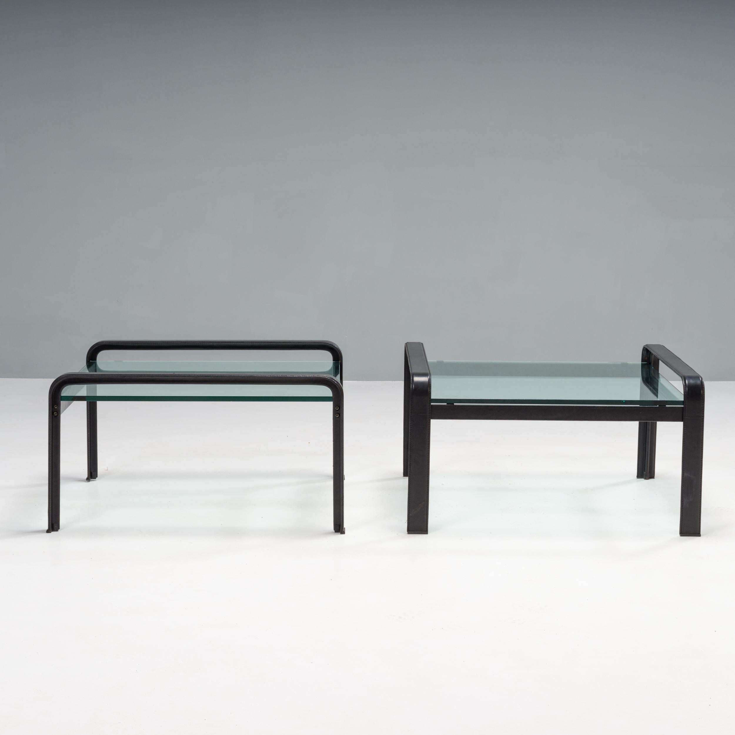 Dieses Beistelltisch-Set wurde in den 1970er Jahren von Tito Agnoli für Matteo Grassi entworfen und ist ein fantastisches Beispiel für italienisches Design aus der Mitte des Jahrhunderts.

Das Gestell des Tisches aus Stahl ist mit schwarzem Leder