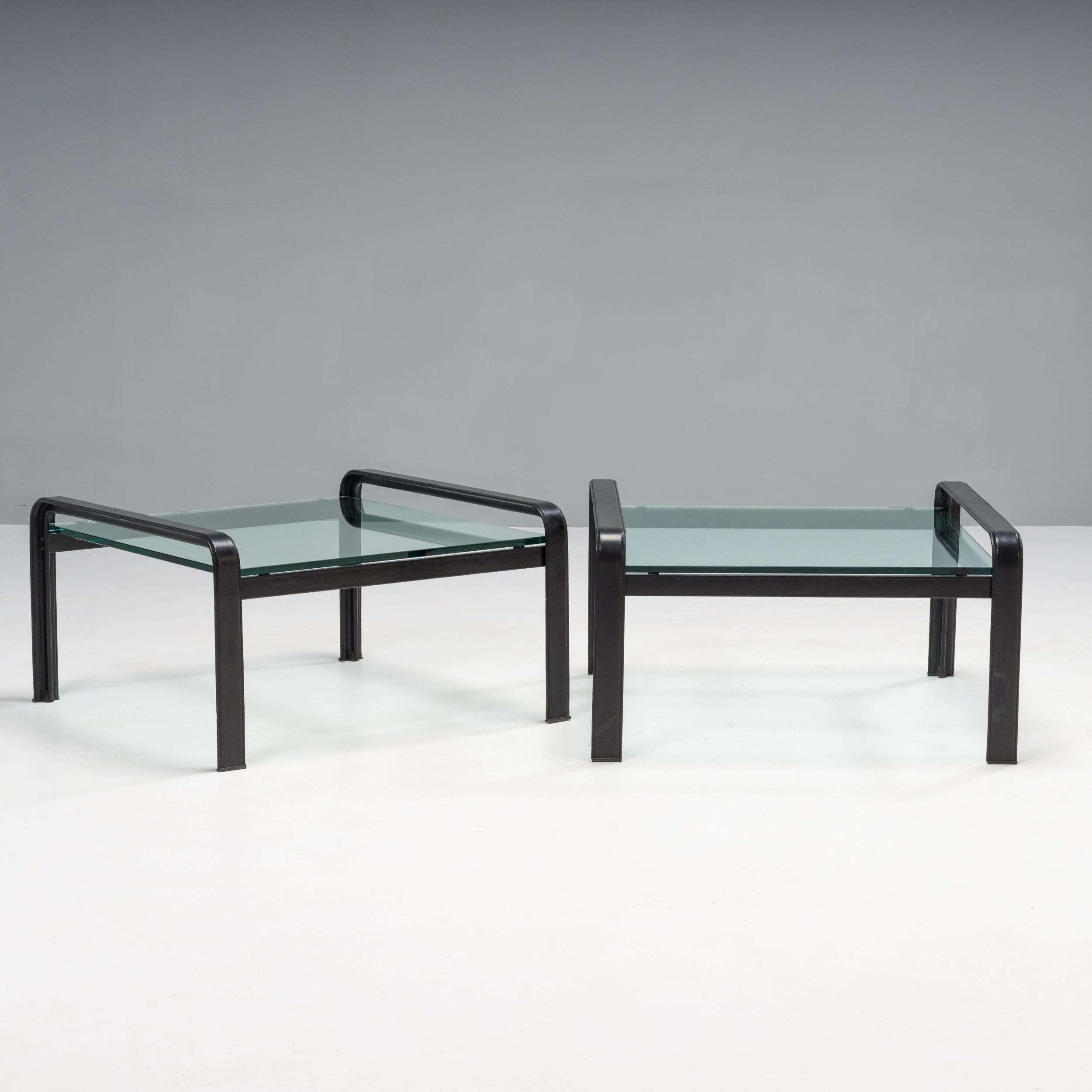 Mid-Century Modern Tito Agnoli lot de 2 tables d'appoint en cuir et verre noirs pour Matteo Grassi, années 1970 en vente
