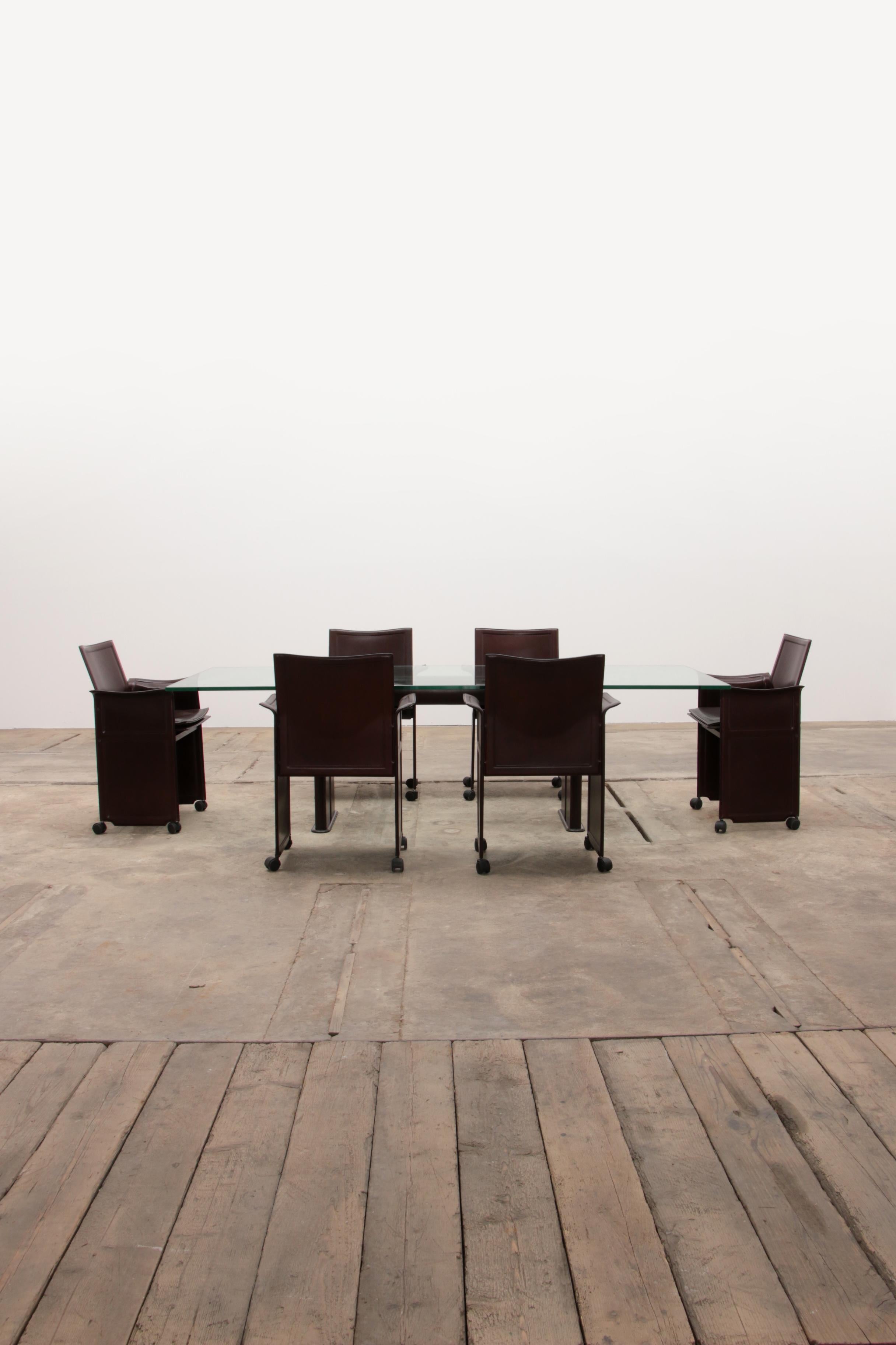 Tito Agnoli für Matteo Grassi Esstisch aus Leder und sechs Stühle.

Der Tisch hat die gleiche schöne braune Farbe und ist mit Leder bezogen. Das Glas ist in bestem Zustand. Schwere Glasplatte, 1,5 cm dick.

Modernes Set aus 6 schokoladenbraunen