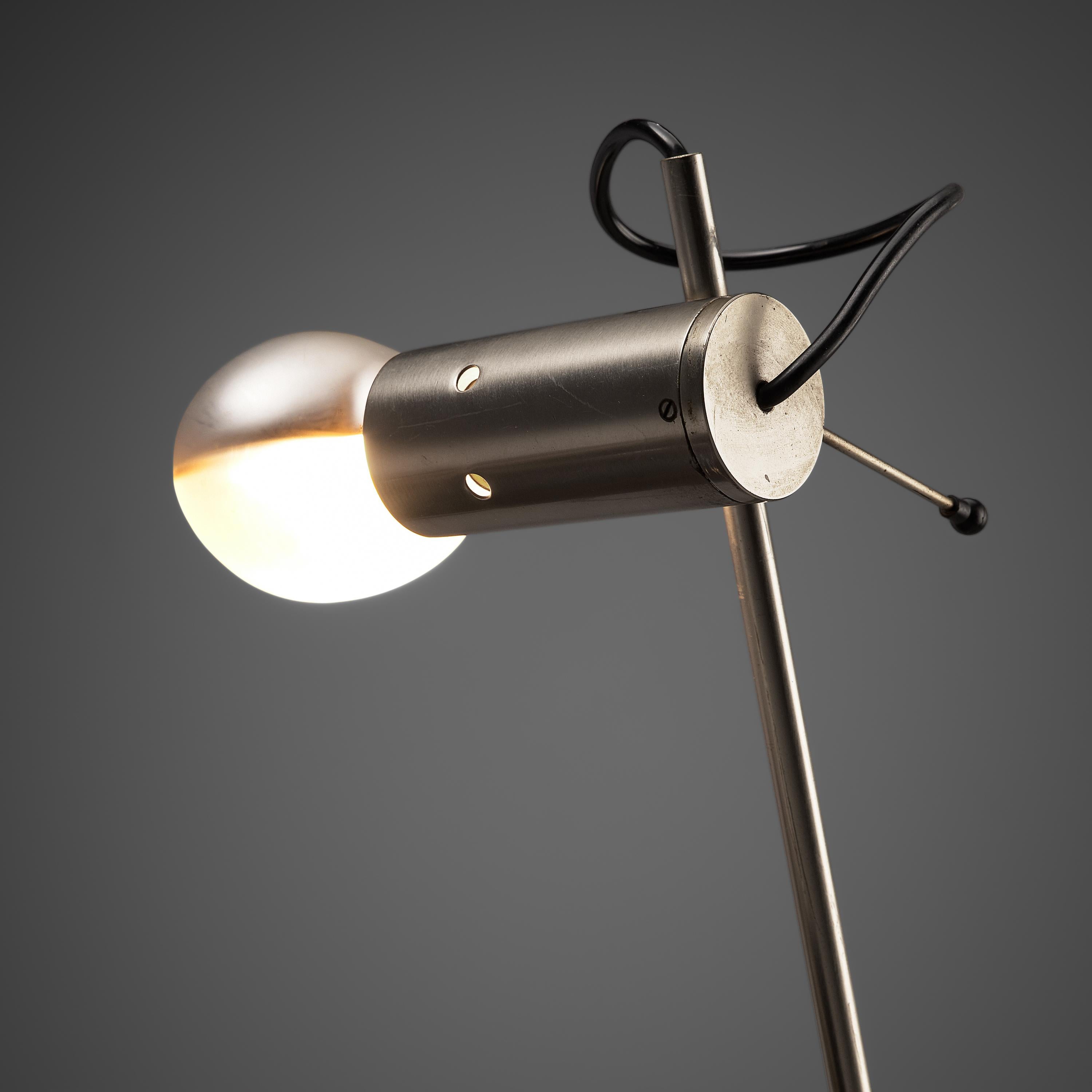 Tito Agnoli pour O-Luce, lampe de bureau 'Cornalux', métal, Italie, 1964.

Lampe de table moderne conçue par Tito Agnoli. L'ampoule possède un réflecteur à l'intérieur et le cadre est en acier, ce qui donne à la lampe son aspect minimaliste. Un