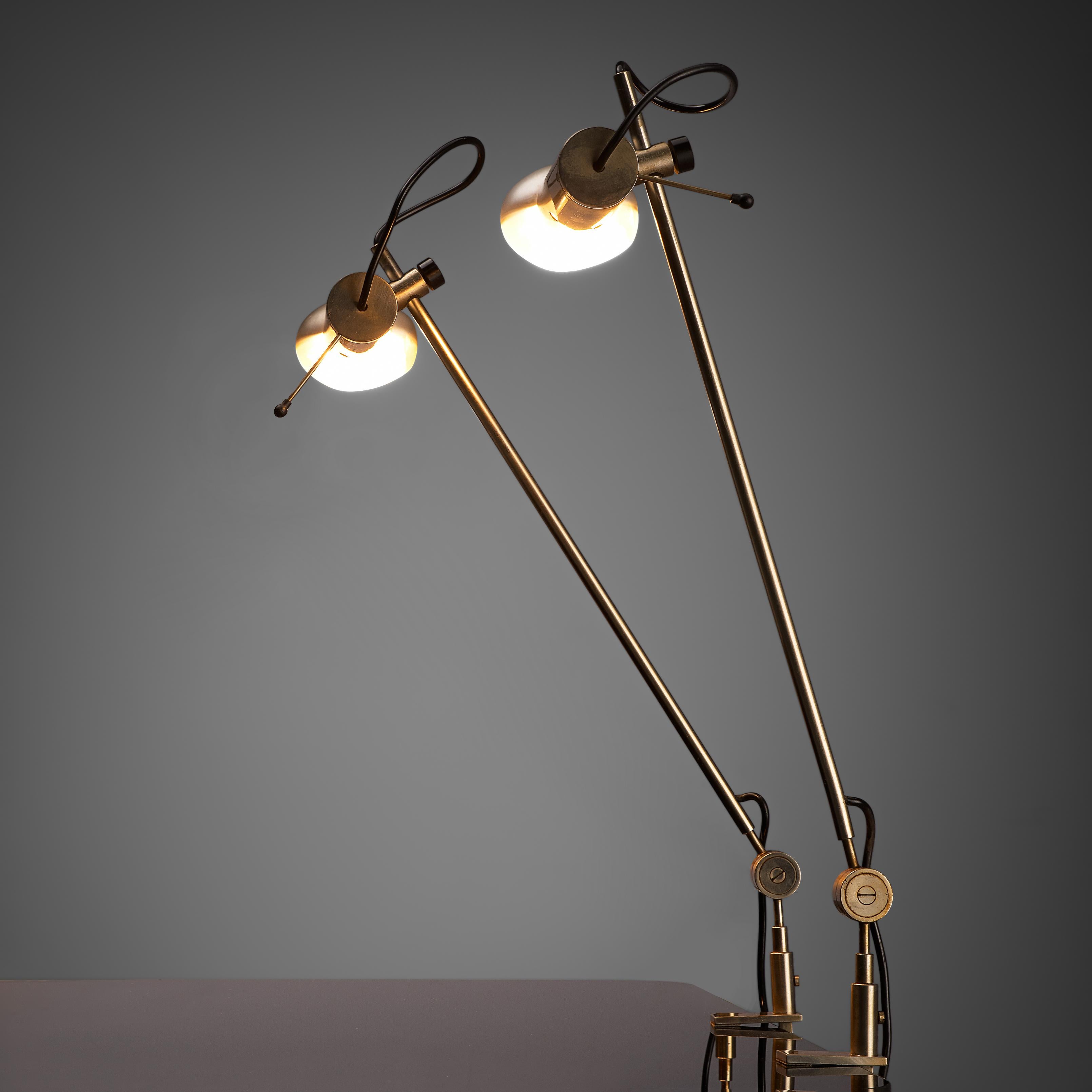 Tito Agnoli pour O-Luce, lampes de bureau 'Cornalux', métal, Italie, 1964.

Lampes de table modernes conçues par Tito Agnoli. L'ampoule possède un réflecteur à l'intérieur et le cadre est en acier, ce qui donne à la lampe son aspect minimaliste. Un