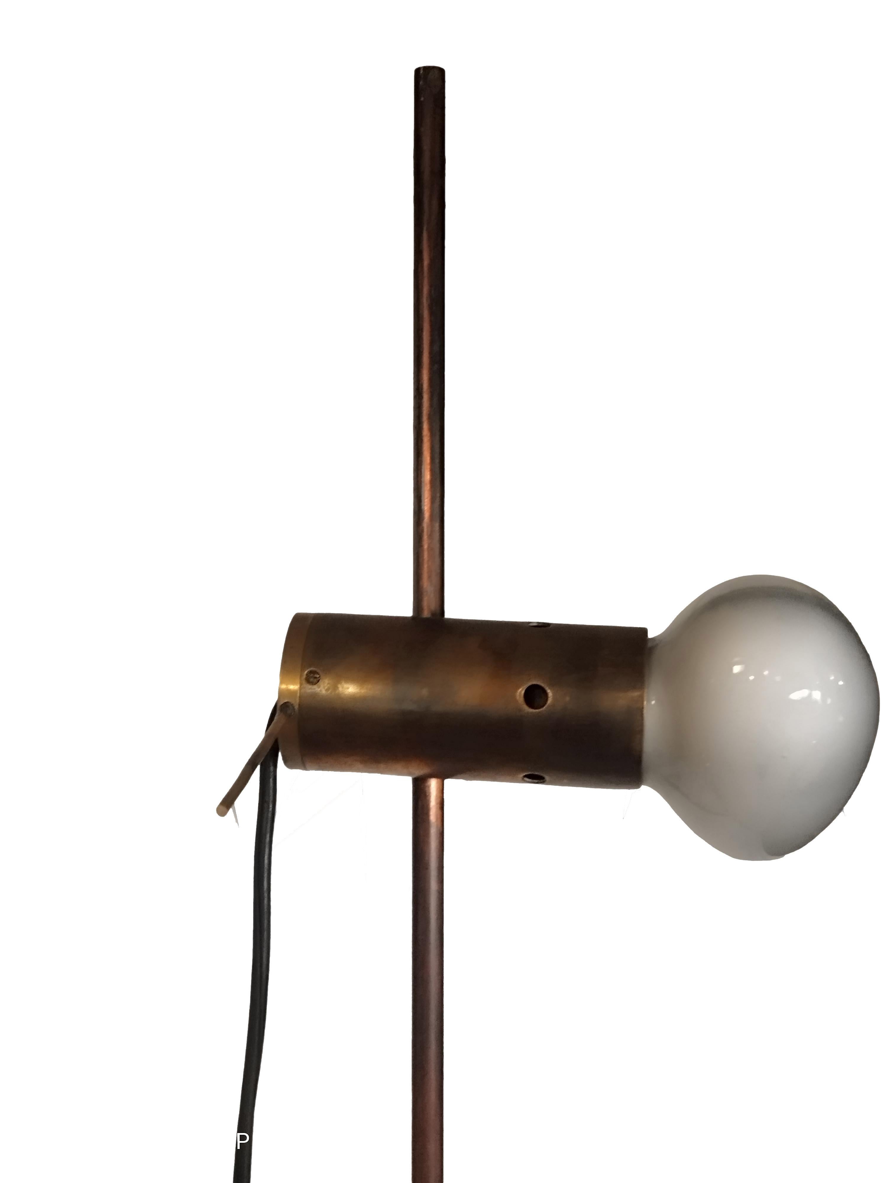 Lampadaire emblématique conçu par le designer italien Tito Agnoli pour la société Oluce dans les années 1960. Base en travertin et cadre en métal nickelé. Diffuseur réglable en hauteur.
