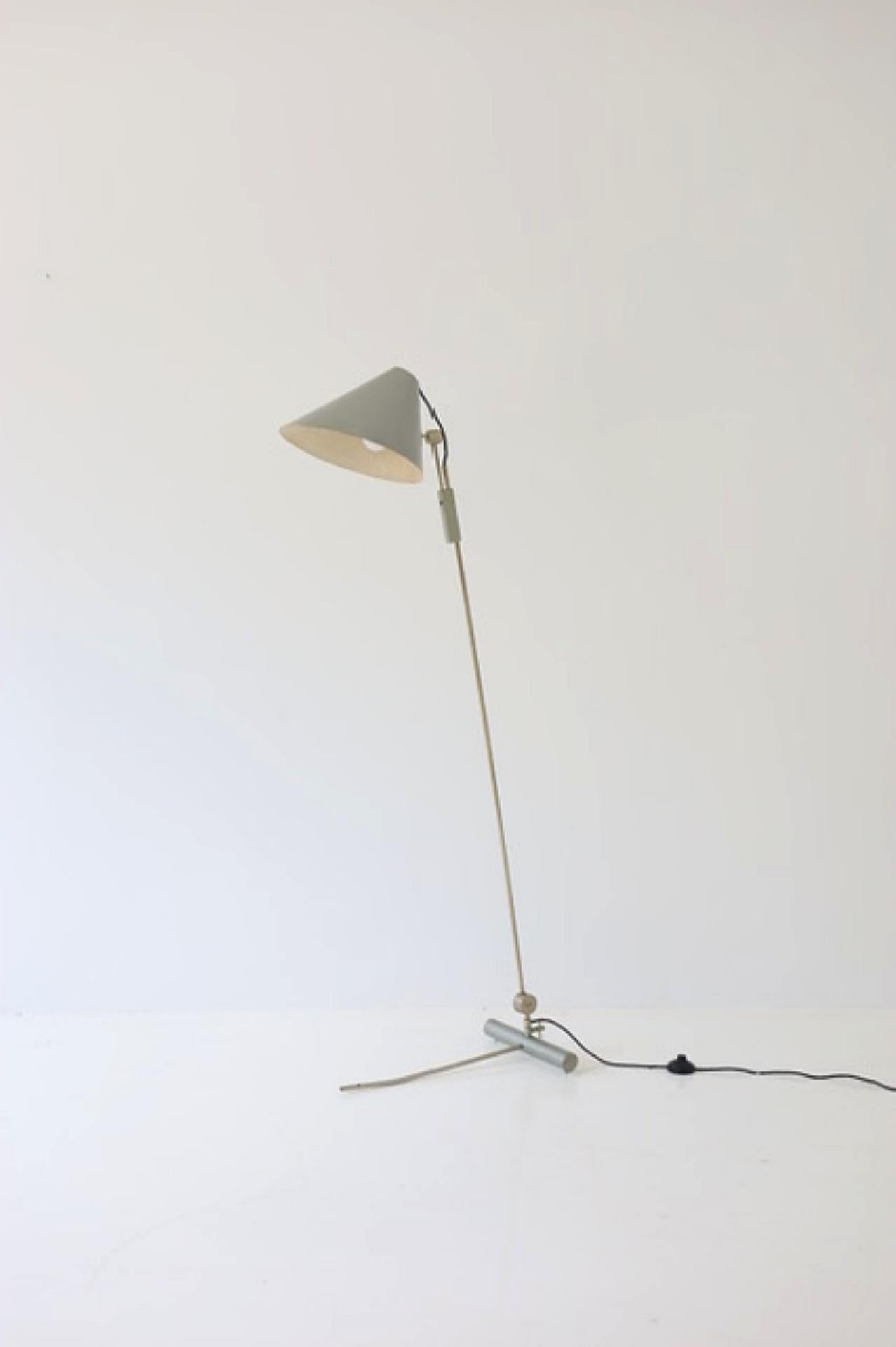 Tito Agnoli, Lámpara de pie, modelo 363, diseñada en 1955 y fabricada en los años 50 por Oluce, Italia.

145 cm de altura

Pantalla de aluminio esmaltado sobre soporte de latón niquelado.

Este diseño se ilustra con el n.º 363 en el catálogo