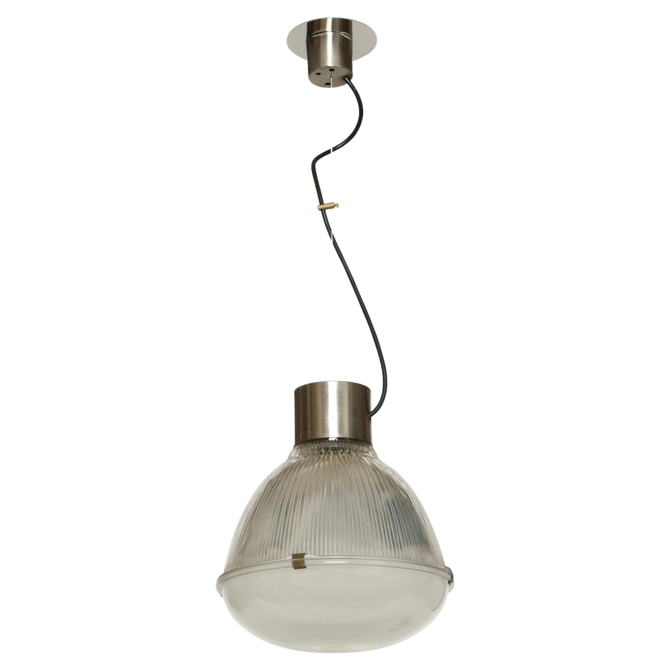 Plafonnier suspendu Tito Agnoli pour Oluce.
Conçu et fabriqué en Italie dans les années 1960.
Verre pressé, laiton nickelé.
La suspension prend 1 ampoule Edison E27.
Recâblage américain gratuit sur demande.
Le corps du pendentif est de 14 pouces.
Le