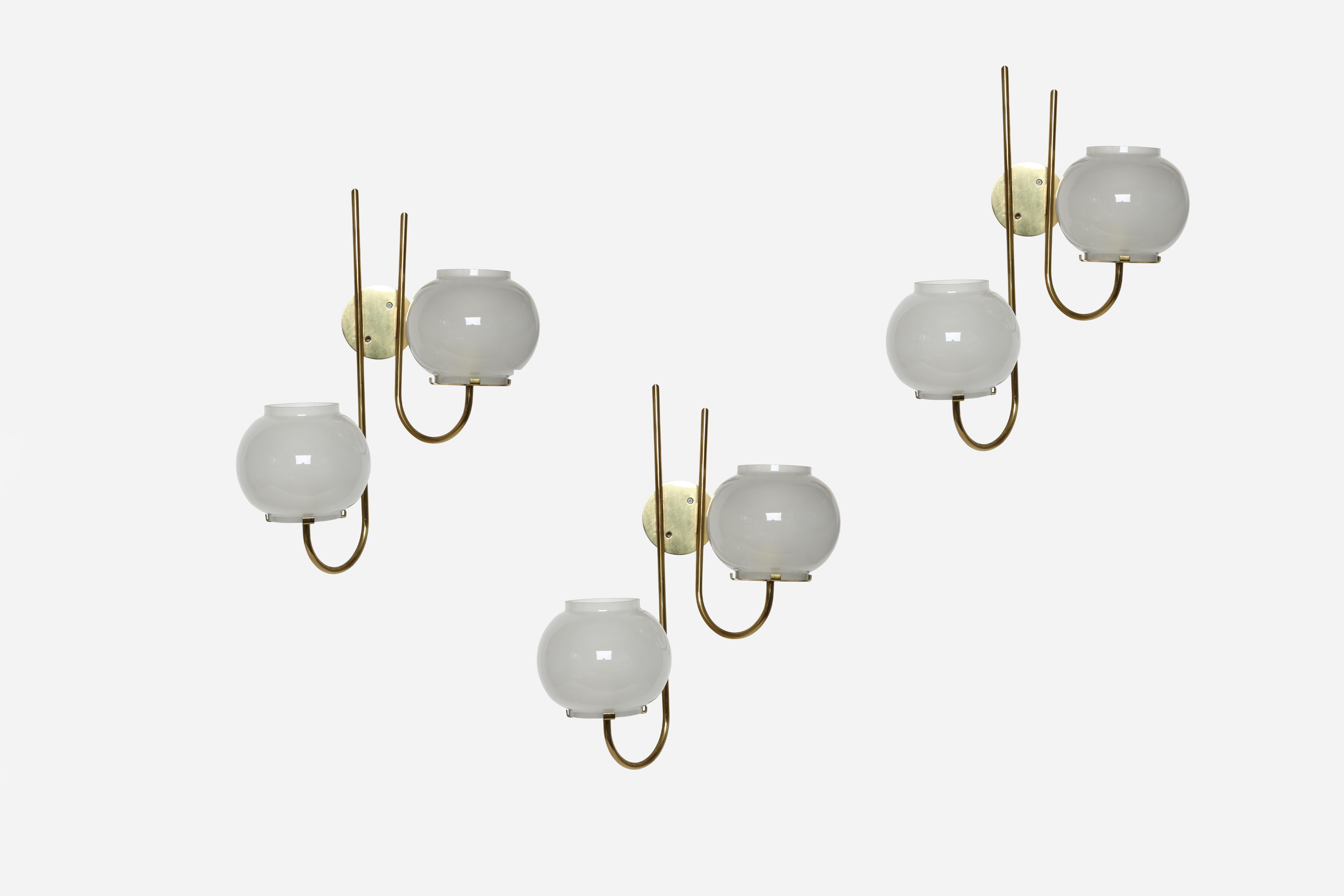 Aplique Tito Agnoli para Oluce
Diseñado y fabricado en Italia en la década de 1960
Latón y cristal esmerilado.
Admite dos bombillas de casquillo candelabro.
Recableado estadounidense gratuito previa solicitud.
El precio es por 1 candelabro.
Hay 3