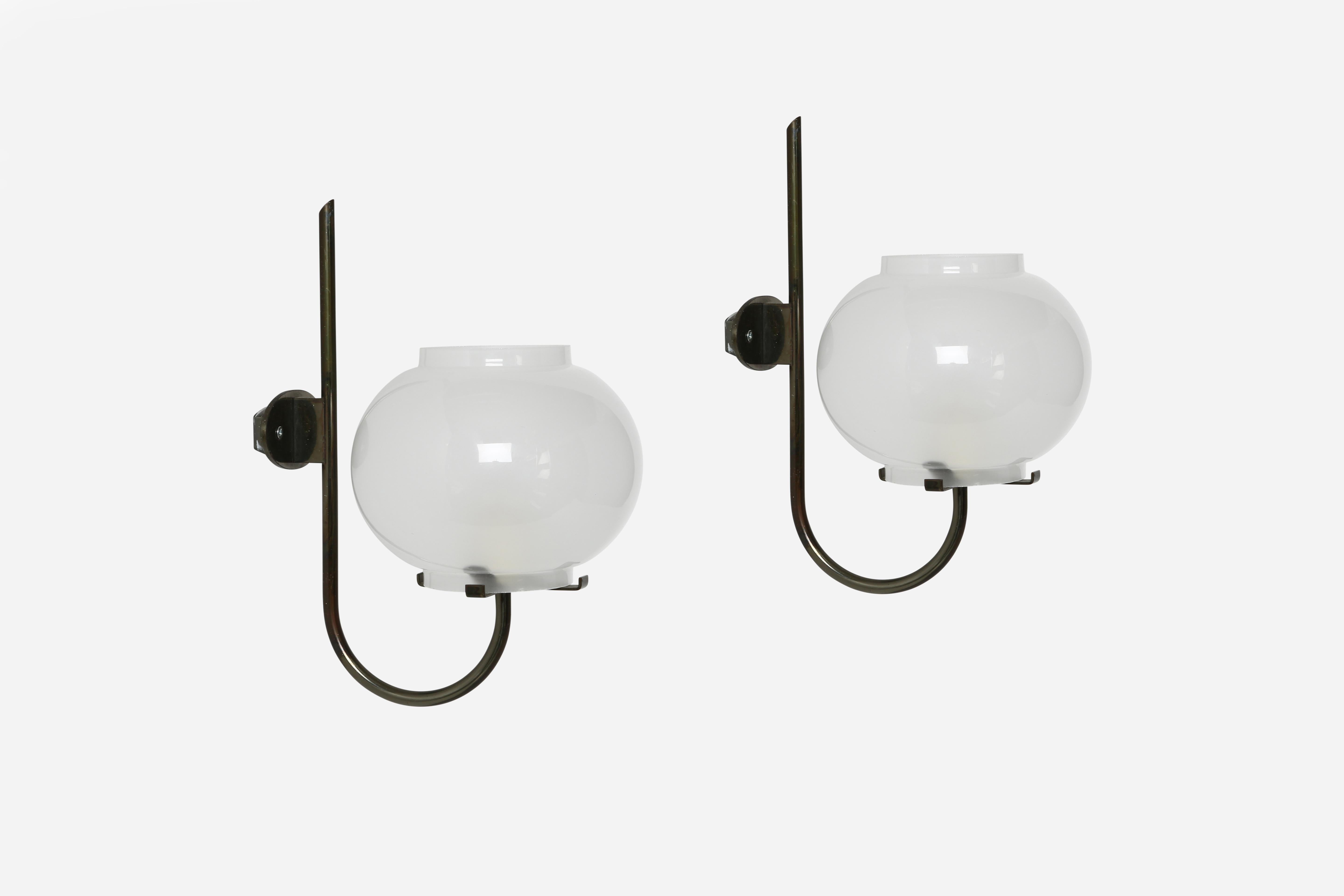 Aplique Tito Agnoli para Oluce.
Diseñado y fabricado en Italia en la década de 1960
Latón patinado y cristal esmerilado.
Admite 1 bombilla de casquillo candelabro.
Recableado gratuito en EE.UU. con placa posterior personalizada si se solicita.
El