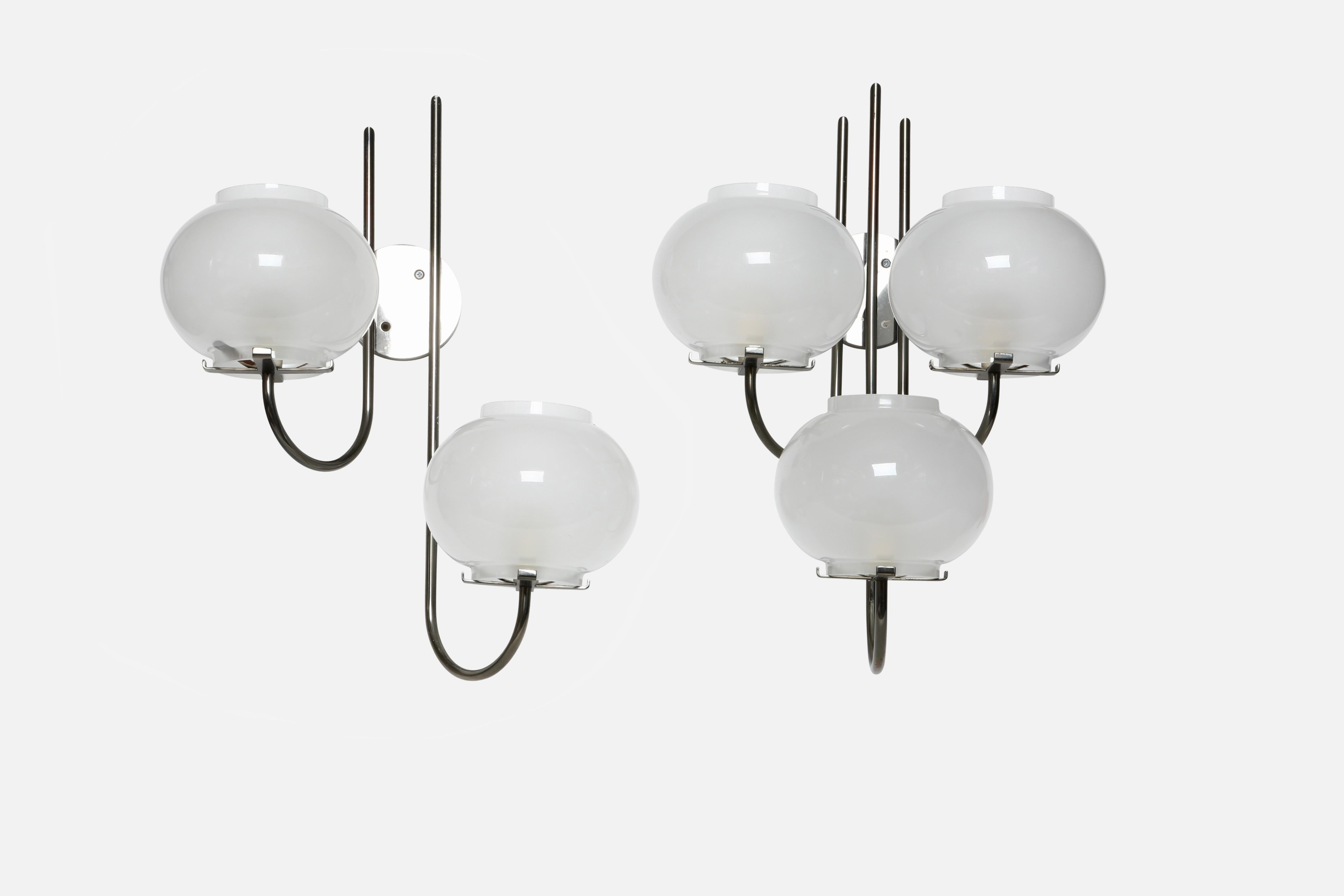 Tito Agnoli para Oluce, un par
Diseñado y fabricado en Italia en la década de 1960
Latón patinado y cristal esmerilado.
2-3 enchufes de base candelabro cada uno.
Lámpara con 2 luces - 15 cm de ancho x 8,5 cm de profundidad x 20 cm de altura
Lámpara